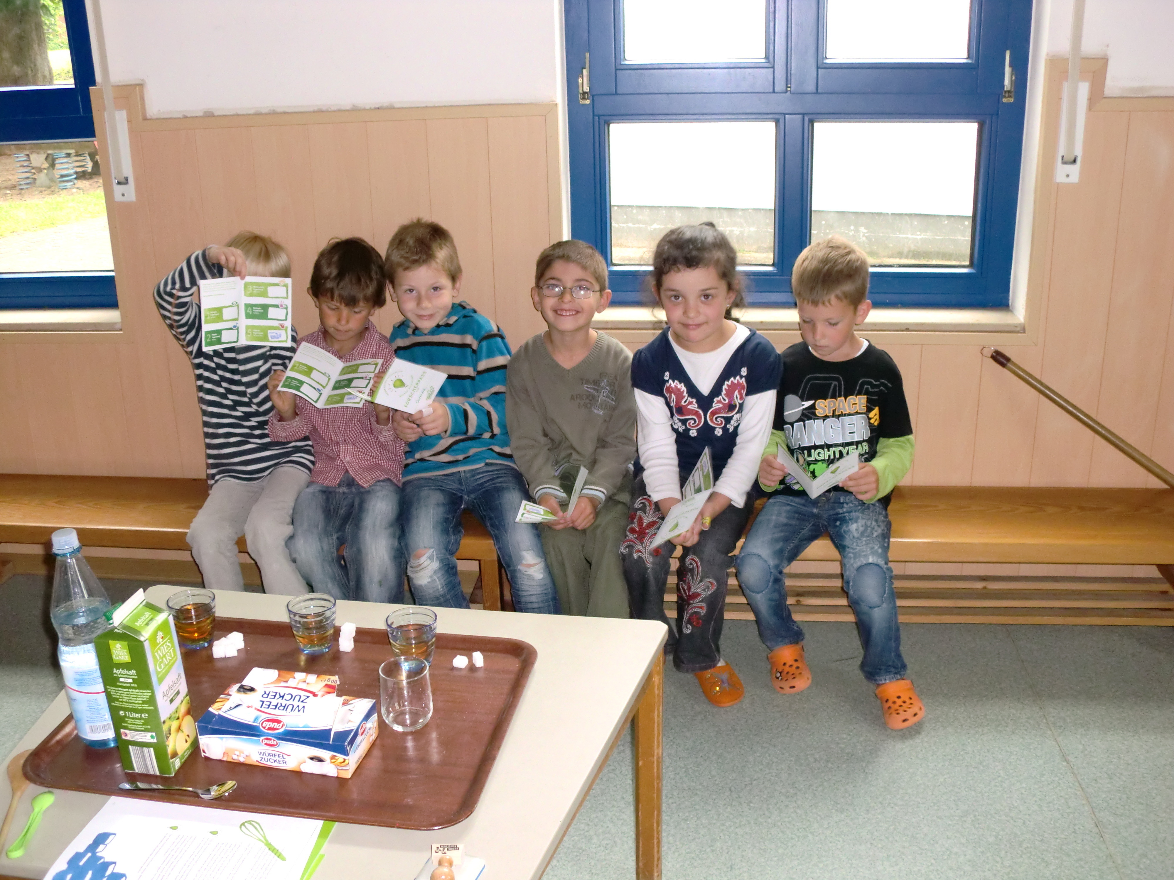 Wieviel Zucker steckt im Apfelsaft? Die Kinder sind stolz auf ihren Forscherpass.