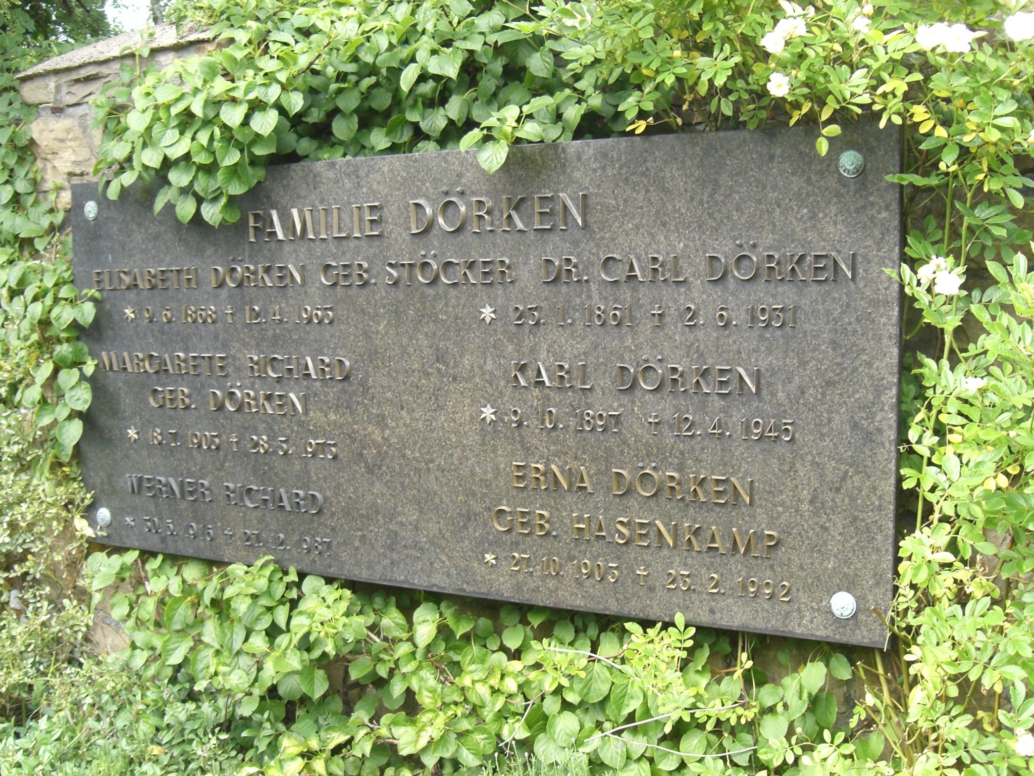 Industriegeschichte: die Grabstätte der Familie Dörken auf dem Friedhof an der Zeppelinstraße.