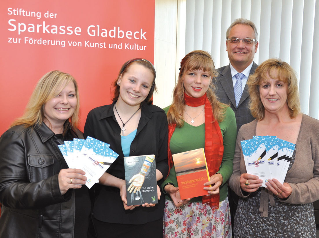 Hoffen auf rege Teilnahme am Wettbewerb: Birgit Salutzki, 1. Vorsitzende Wortrausch e. V, die Jungautorinnen Sonja Chlapek und Rebecca Rohde, Ludger Kreyerhoff, Direktor der Sparkasse, und Claudia Langer, 2. Vors. Wortrausch e. V.