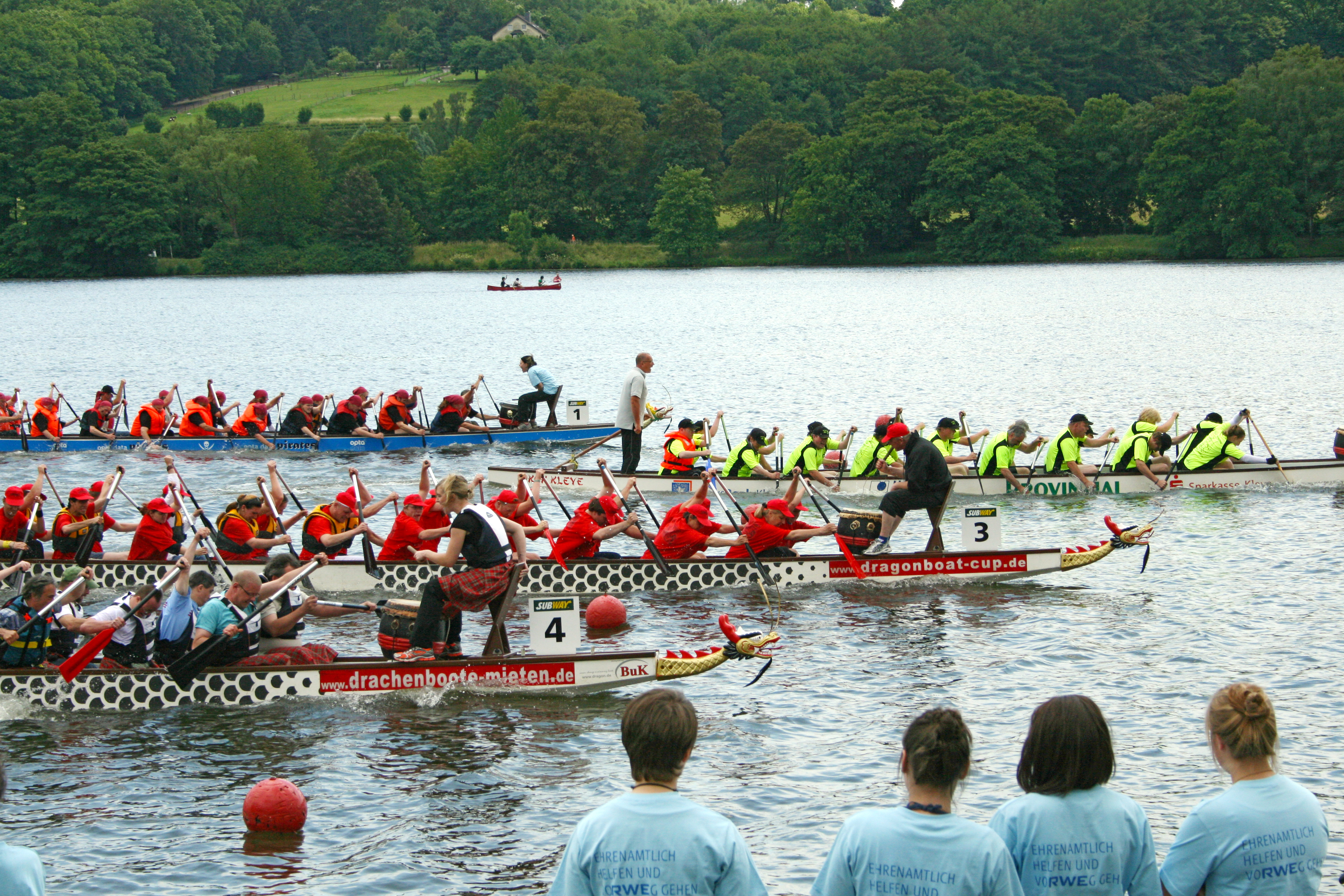 Jeweils 10 Menschen mit und ohne Behinderung paddeln in den Booten beim integrativen Drachenbootrennen auf dem Baldeneysee