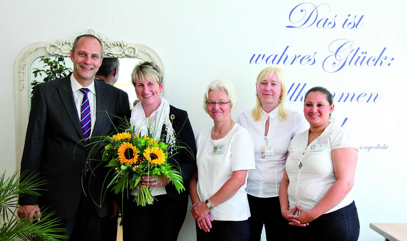 Nils Krog, Vorstandtvorsitzender der Stiftung Evangelisches Krankenhaus, Brigitte Otto, Leiterin der Ambulanten Diakonie, Manuela Plettau, Pflegedienstleiterin, Ramona Meyer-Voigt, stellvertretende Leiterin der Ambulanten Diakonie und Amina Bouarfa, Pflegedienstleitung.
