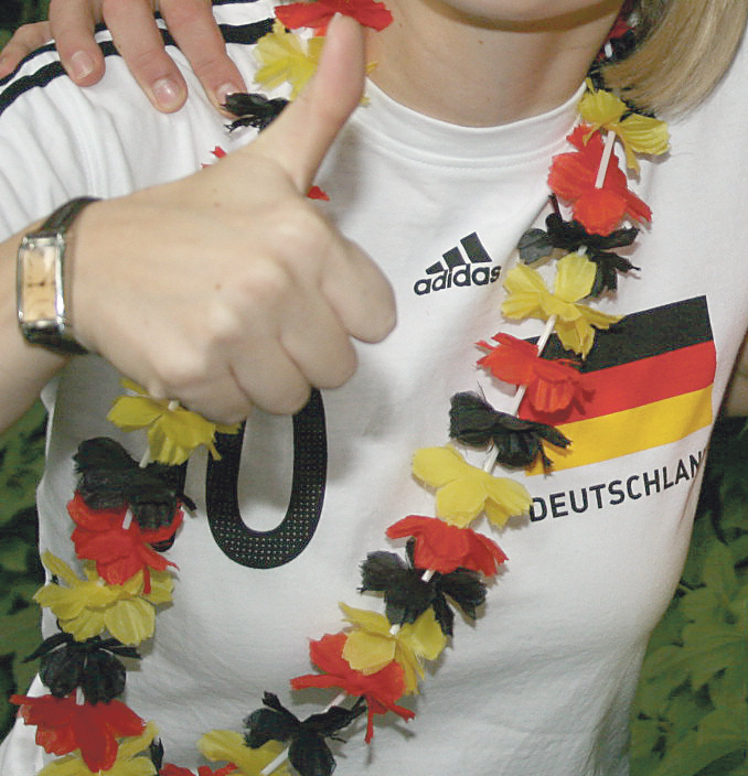 Auch hübsch, aber nicht so hübsch wie das Trikot der Schwedinnen - meint mein Arbeitskollege von der anderen Seite des Schreibtisches. Und der muss es wissen als selbsternannter Fußball-Experte.