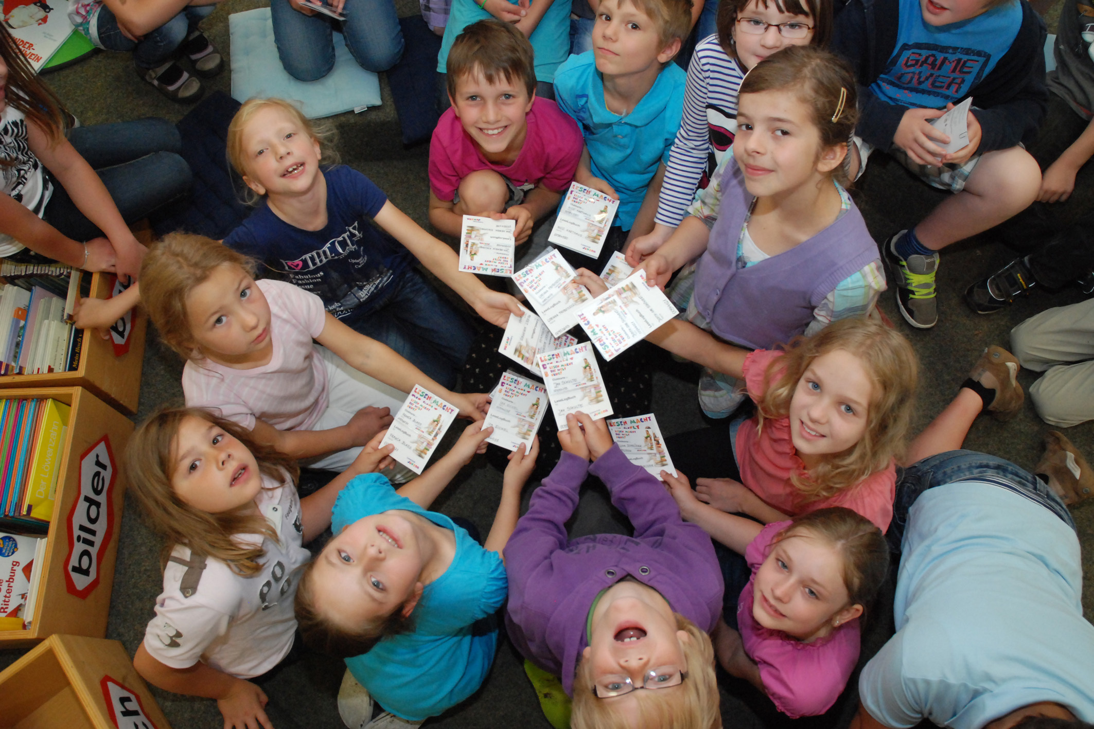 Wir sind die Ersten: Grundschüler der St. Josef-Schule von Bergheim freuten sich über die ersten Leseausweise für den Junior-Leseclub 2011. Fotos: Albrecht