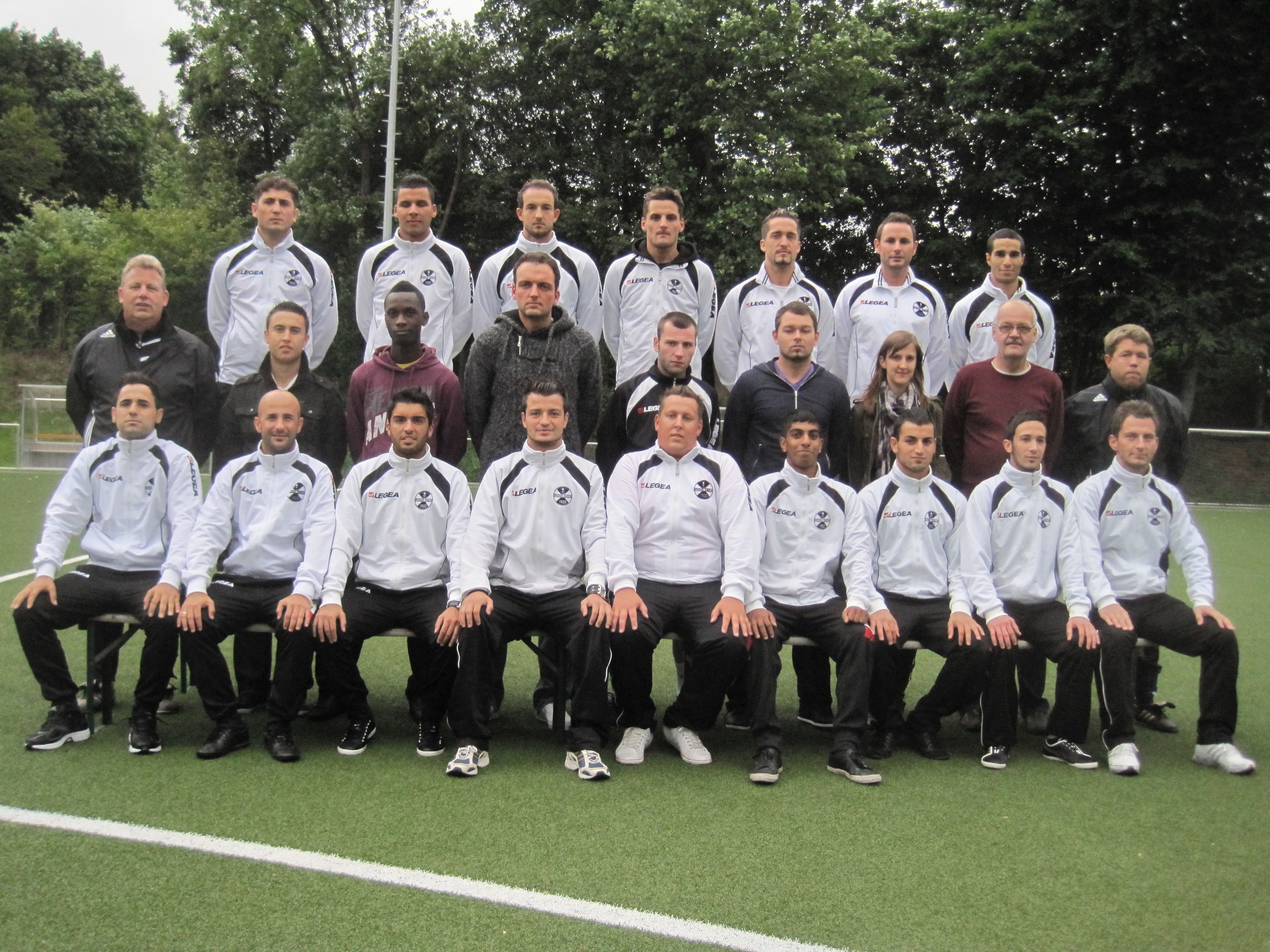 hintere Reihe, v.l.n.r.: Volkan Yilmaz, Taufik Asany, Marcel Pilgram, Dominik Bannuscher, Sertan Malca, Bastian Thielert, Essadik Bentayb
mittlere Reihe, v.l.n.r.: Trainer Arndt Krosch, Burak Demiraslan, Felix Prempeh, Carsten Müller, Wadim Chechyk, Tobias Schoppe, Betreuerin Verena Schulthoff, Betreuer Rainer Bannuscher, Co. Trainer Marco Brinkmann
vordere Reihe, v.l.n.r.: Deniz Cagimda, Tuncay Kurmali, Erhan Yenicil, Marko Razic, Marcel Ertmer, Shangeeth Thangaratnam, Ali Döldes, Erol Serin, Patrick Höftm