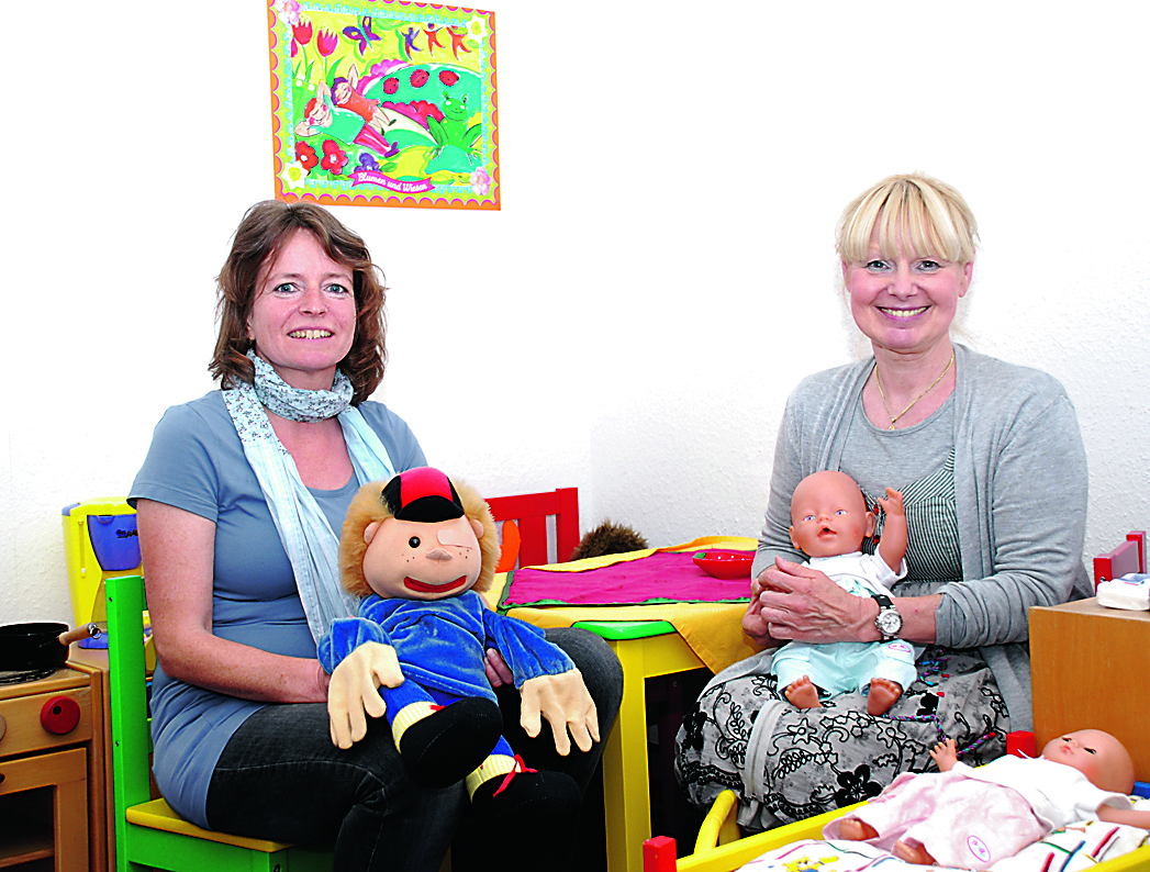 Die Puppenecke ist nur eine von vielen Bereichen in der Erziehungsberatungsstelle, die (v.l.) Michaela Schraven und Gabriele Kieron mit den Kindern spielerisch nutzen können, um ihre Stärken zu finden und zu fördern.Foto: Kamphorst