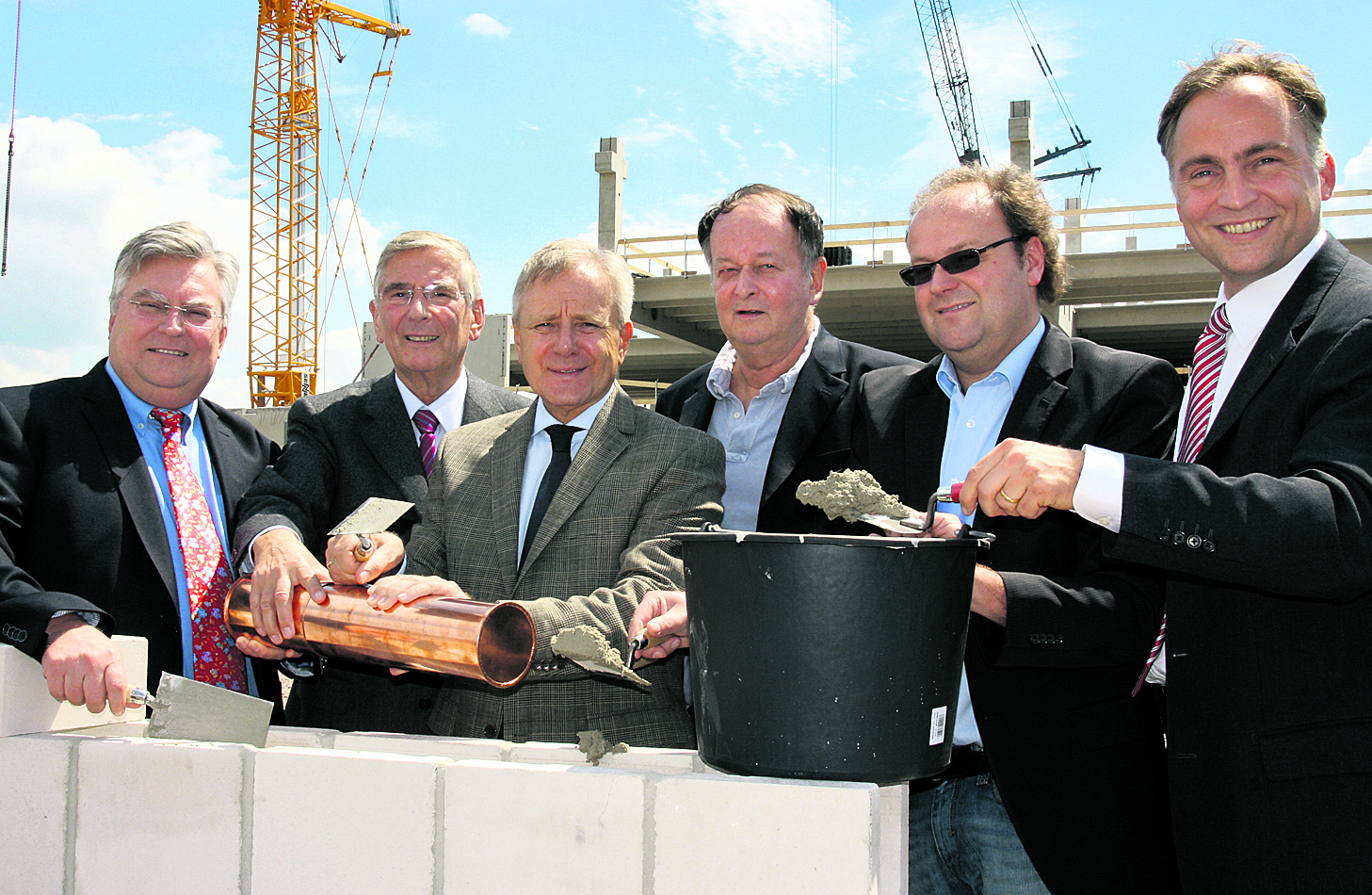 Absolut im Zeitplan (von links): Mathias Linnemann (Gebäudemanagement Zurbrüggen), Achim Zurbrüggen (Geschäftsführung), Oberbürgermeister Horst Schiereck, Ilmar Bisjanis (Pape-Architekten), Gerd Schaminet (Bremer Bau) und Christian Zurbrüggen (Geschäftsführer). Der Grundstein ist gelegt! WB-Foto: B. W. Pleuser