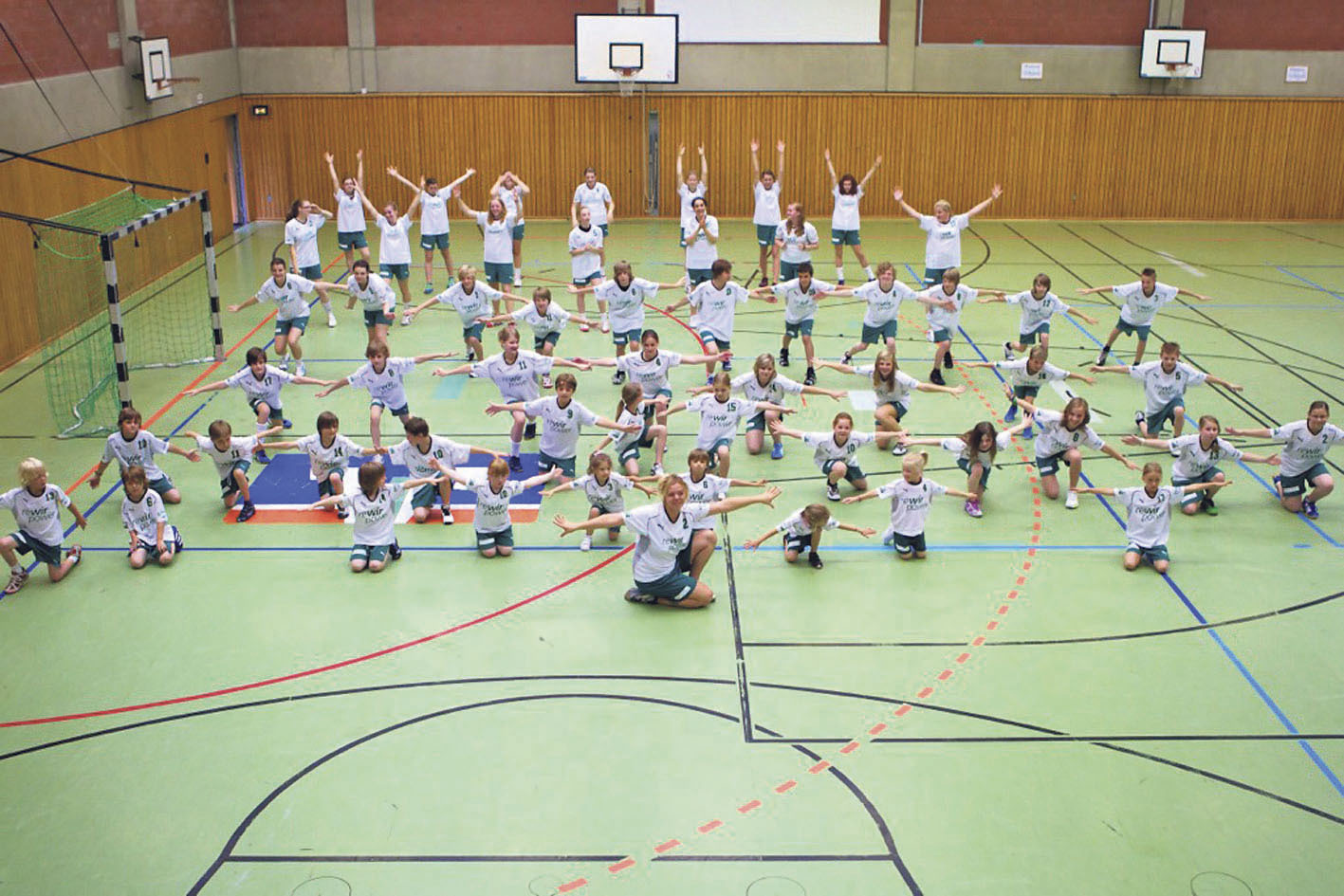54 junge Aktive aus der Riemker Handballschule hatten kurzerhand den Tanz zum 20. Geburtstag der DKMS einstudiert, ein Video gedreht und hoffen jetzt, ein Teil des großen Jubiläums-Clips zu werden.