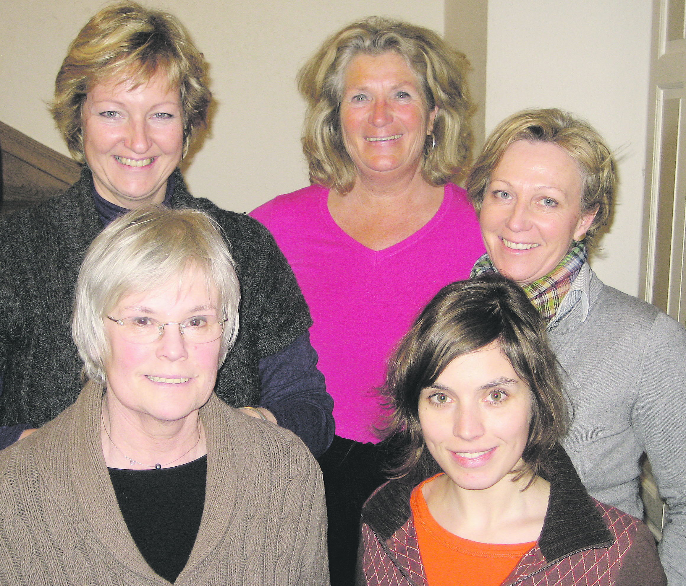 Neuer alter Vorstand des Fördervereins der städtischen Musikschule: Angela Schmied (vorne links), rechts Julia Wischniewski, hinten links: Sabine Fiebig, in der Mitte Ruth Heine und rechts Heike Doerr. Nicht abgebildet ist Dr. Uli Paetzel. Foto: ST