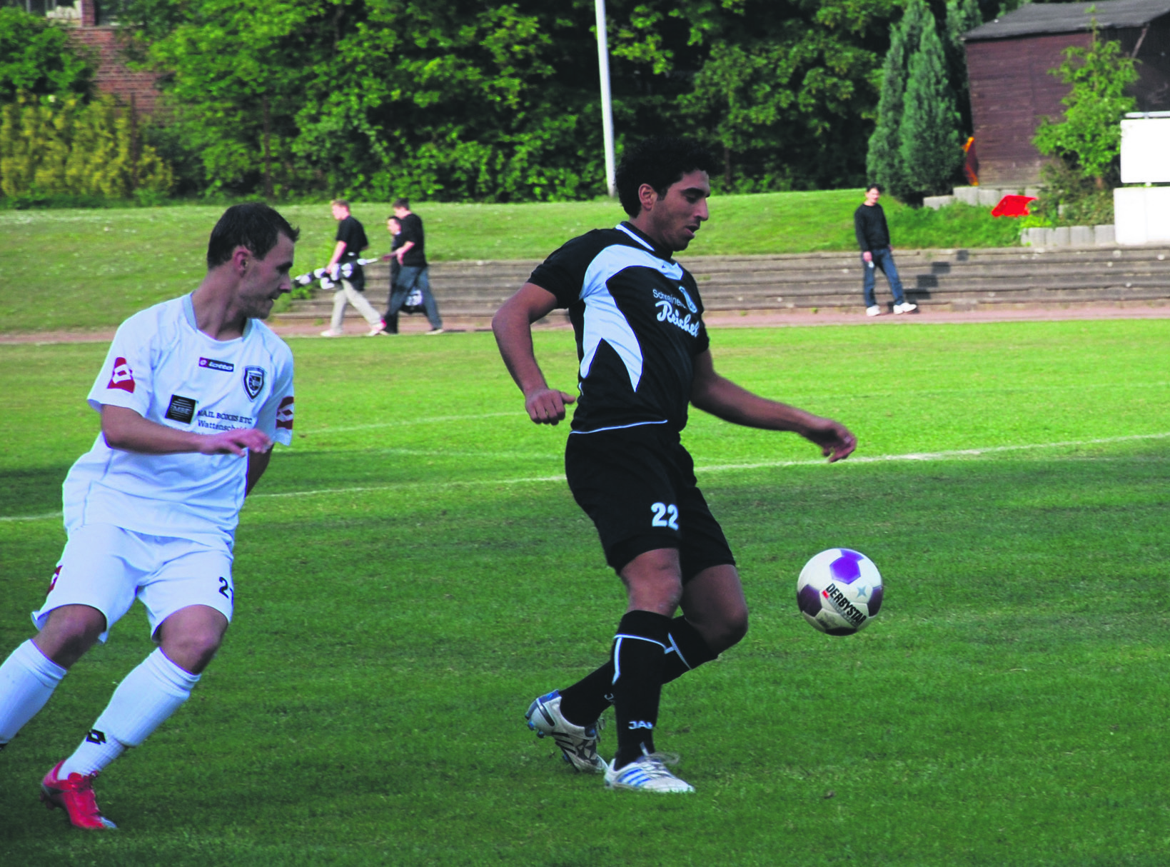 Unser Bild zeigt 09-Mittelfeldspieler Ali Issa (rechts) im Zweikampf mit Paul Helfer (SW 08). FOTO: Peter Mohr