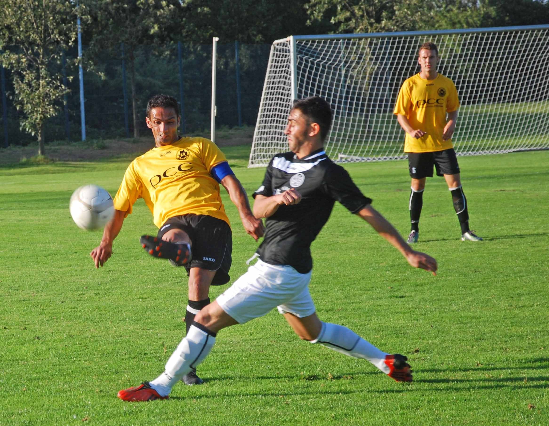 Burak Demirbay (Mitte) im Zweikampf mit Hombergs Ex-09er Sunay Acar. FOTO: Peter Mohr