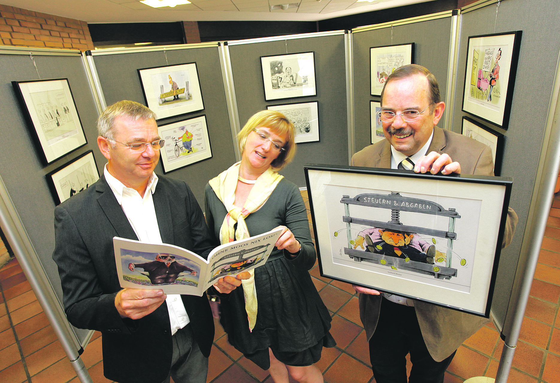 Die Ausstellung „Ohne Moos nix los!“ ist bis zum 20. Juli im Finanzamt zu sehen. Sie ist als Wanderausstellung seit Anfang 2008 in der Finanzverwaltung des Landes unterwegs. Die von namhaften Karikaturisten gezeigten Werke wurden zusätzlich in einem Katalog zur Ausstellung zusammengestellt. Foto: Kappi