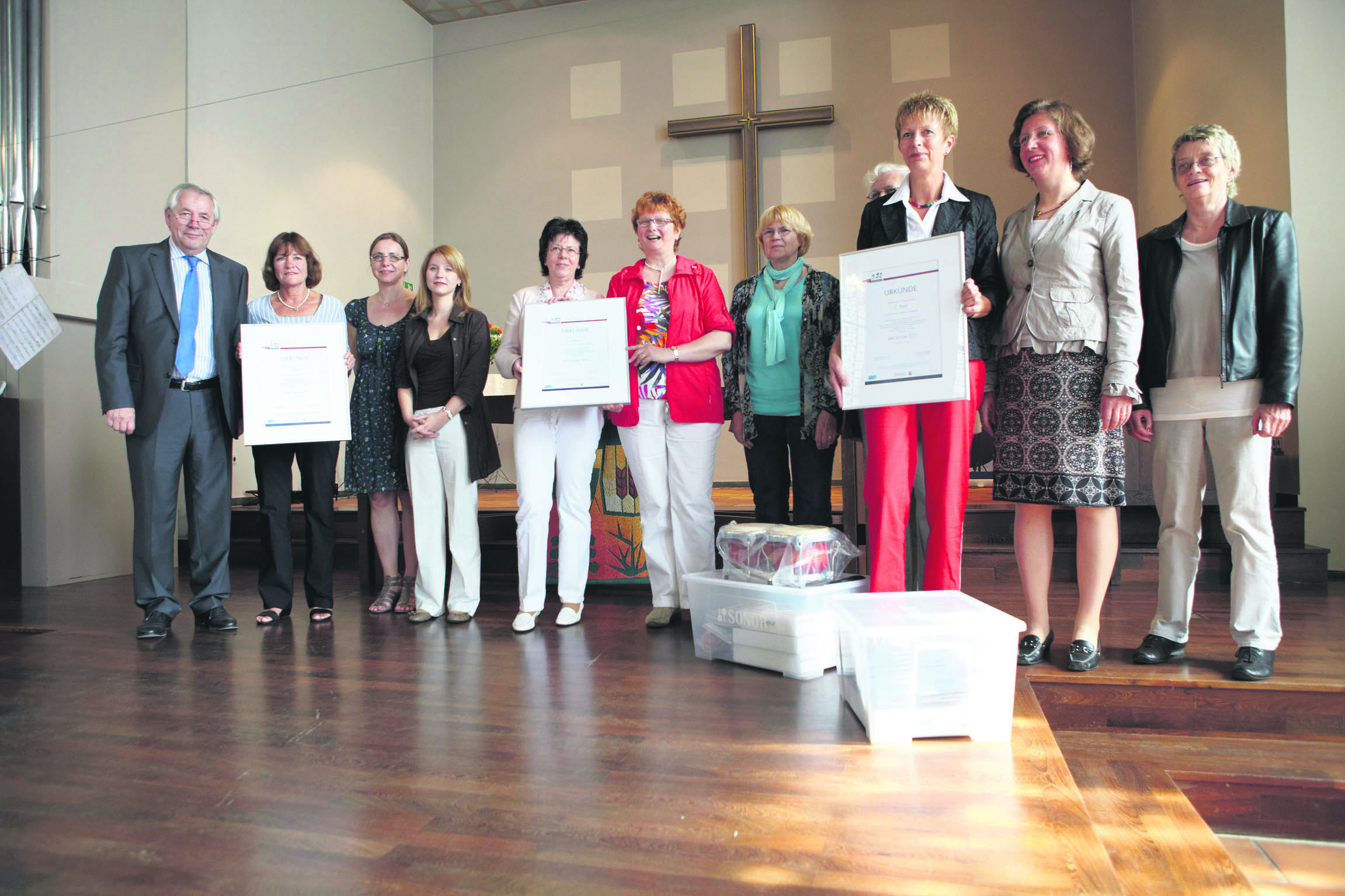 Staatssekretär Prof. Dr. Klaus Schäfer überreichte die Preis-Urkunden an die Abordnungen der Schulen. Foto: Claus Lange