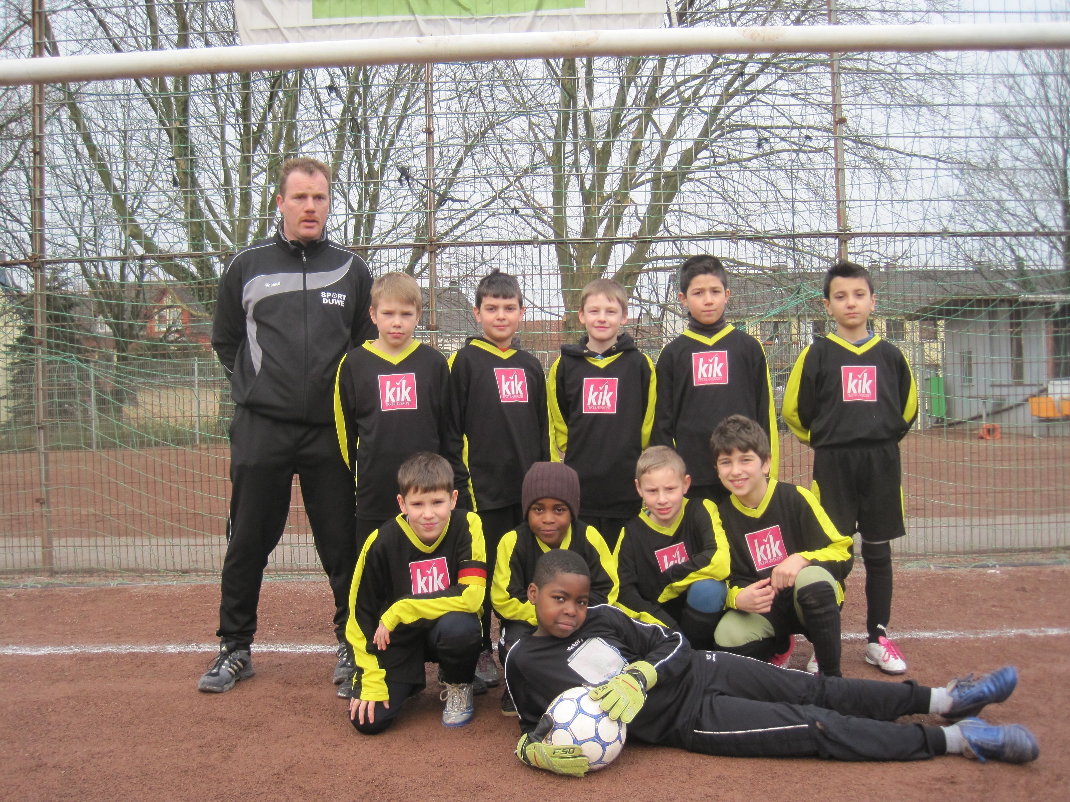 hintere Reihe, v.l..: Trainer Christian Scheithauer, Leon Kehl, Yücel Ibrahimbas, Miguel Buchmüller, Hadi El – Zein, Faris Ali
Reihe davor, v.l..: Nico Albrecht, Noel Futkan, Justin Scheithauer, Seydi Fidan
vorne: Alex Rafael
es fehlen: Paul Neumann, Ismail Sahin, Betreuerin Anja Scheithauer