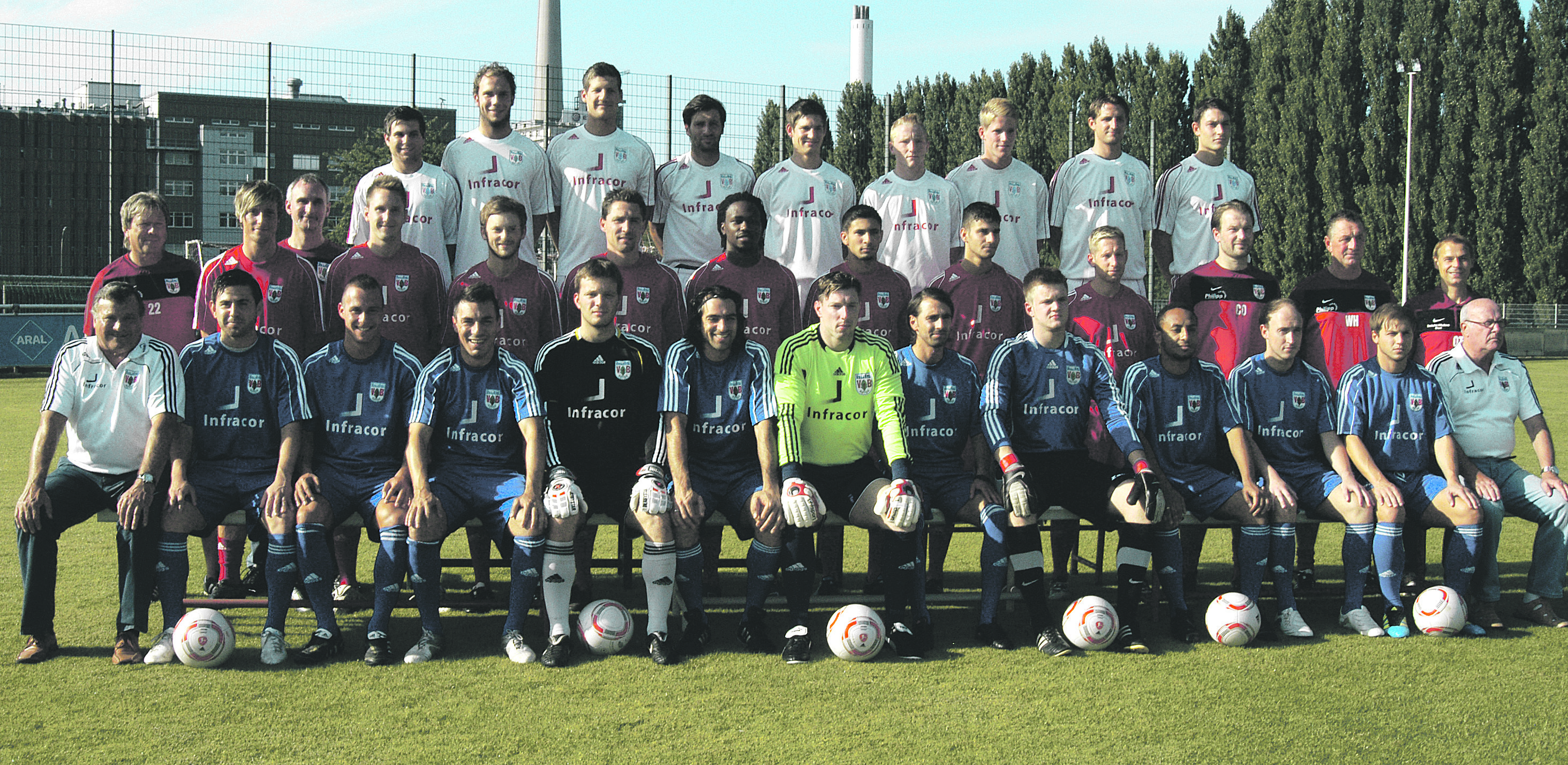 Der VfB Hüls 2011/12: Auch wenn auf dem Mannschaftsfoto alles geschlossen wirkt, Olaf Thon weiß um die Lücken in der Sektion Attacke.