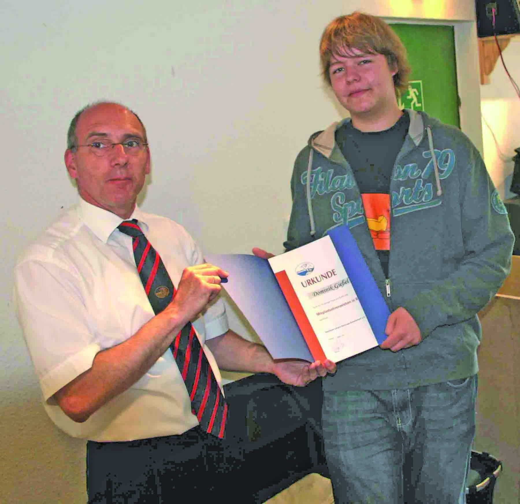 Gestern noch Schwimmkind, heute schon Beisitzer im Jugendvorstand und aktiver Ausbilder: Hans-Peter Endl ehrte Dominik Gießel für zehn Jahre Mitgliedschaft.