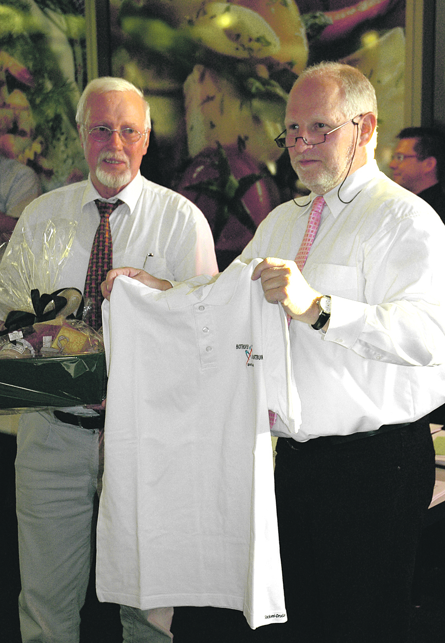 Zum Abschied überreichte Dr. Peter Scheidgen (r.) Wolhard Brüggemann einen gut gefüllten Frühstückskorb und das T-Shirt des Bottroper Sportbundes.
