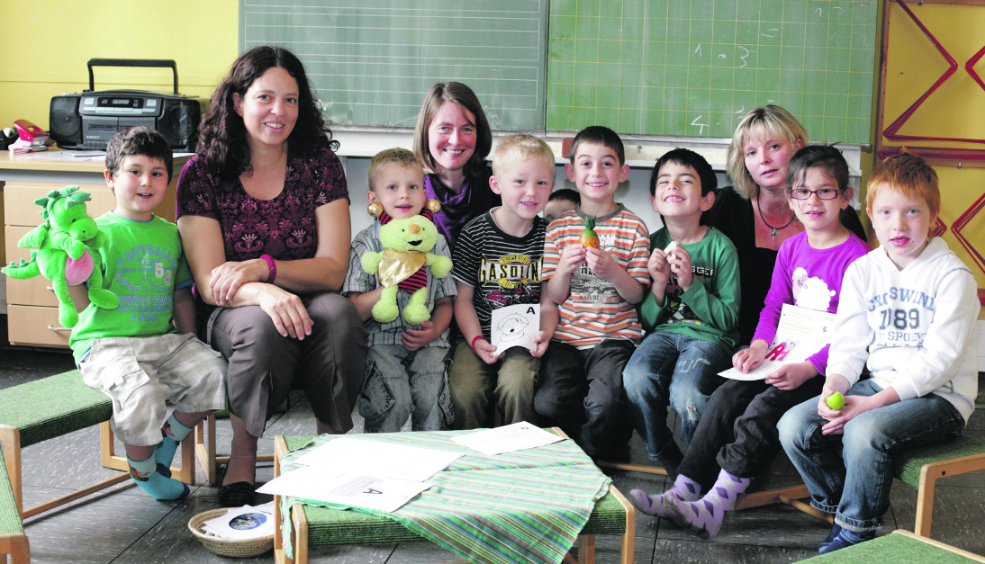 Schwer stolz, dass sie schon zur Schule gehen dürfen, waren gestern diese künftigen i-Dötzchen: An der Grundschule Friedenstal haben sie seit Februar schon für den Schul-Alltag geübt, viel gelernt und dürften nach den Sommerferien kaum Eingewöhnungsschwierigkeiten haben.