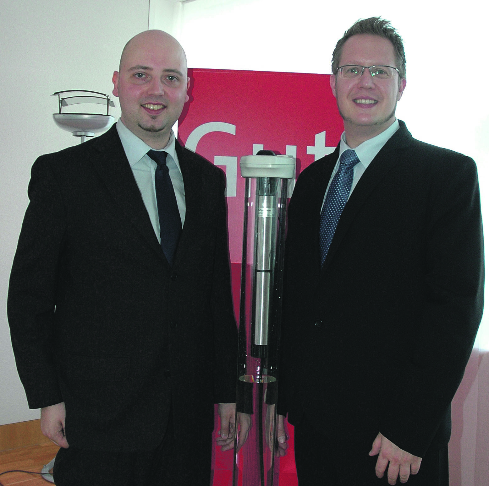Ein unscheinbarer Metallzylinder, der es aber in sich hat. Die erfolgreichen Existenzgründer Marcel Delker (l.) und Sven Schulz von TerraTransfer schafften es mit ihrer Geschäftsidee ins Finale des Deutschen Gründerpreises 2011.