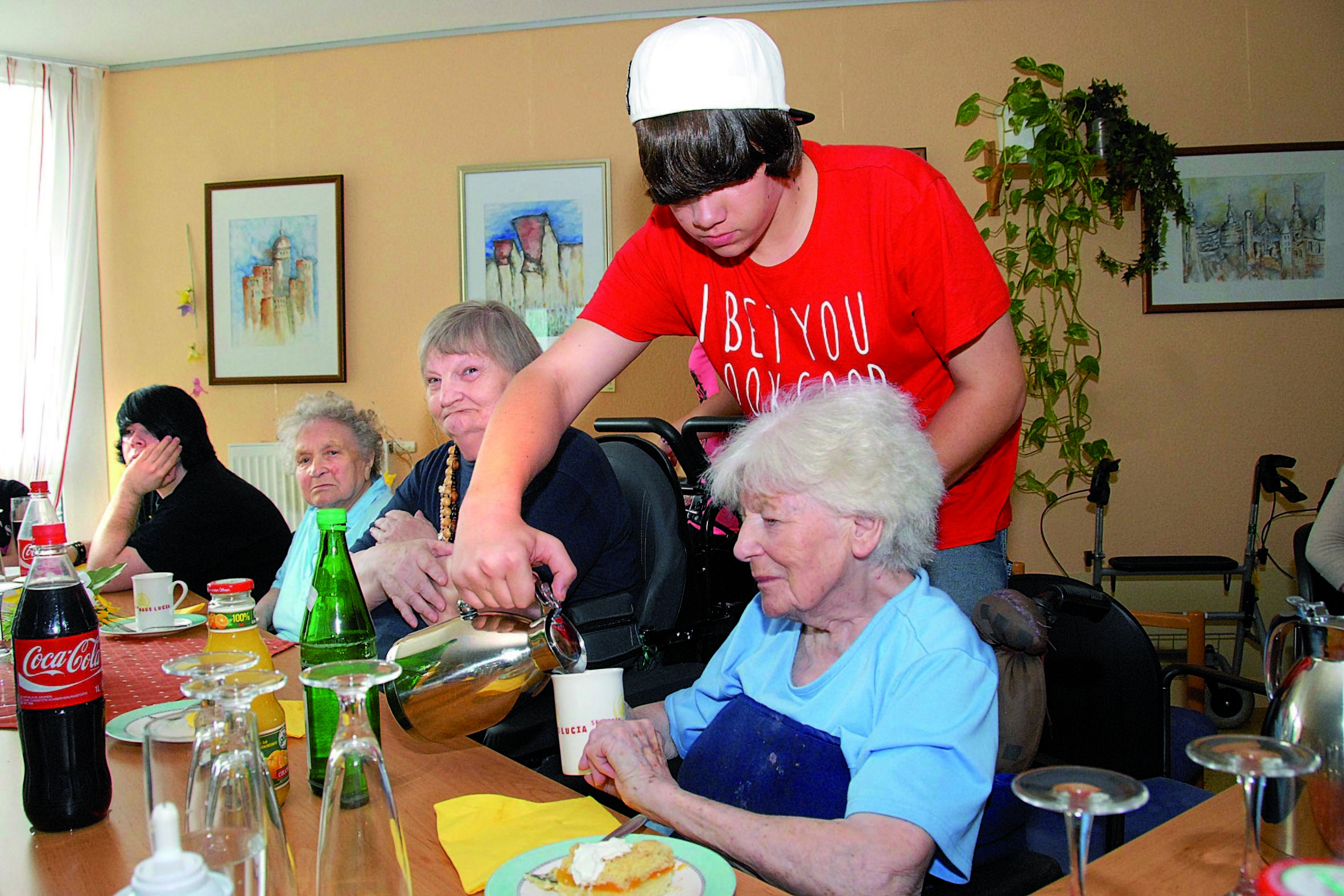 Mit Kaffee und Kuchen verabschiedeten sich Kevin, Klasse 10b der Hauptschule Wickede, und seine Klassenkameraden von den Senioren des Haus Lucia.