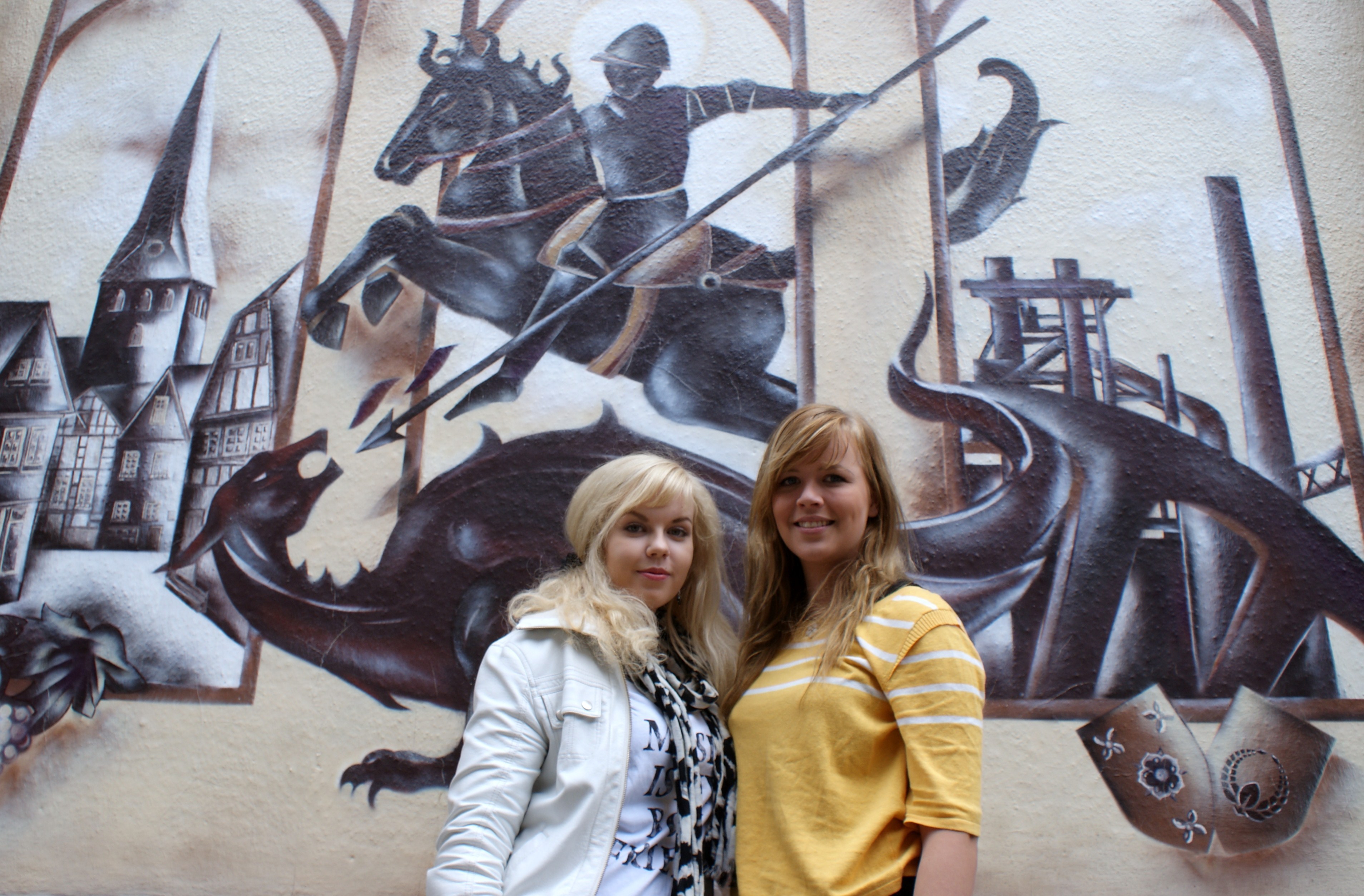 Kaisa (links) mit ihrer Schwester Laura bei dem Treffen in Hattingen.