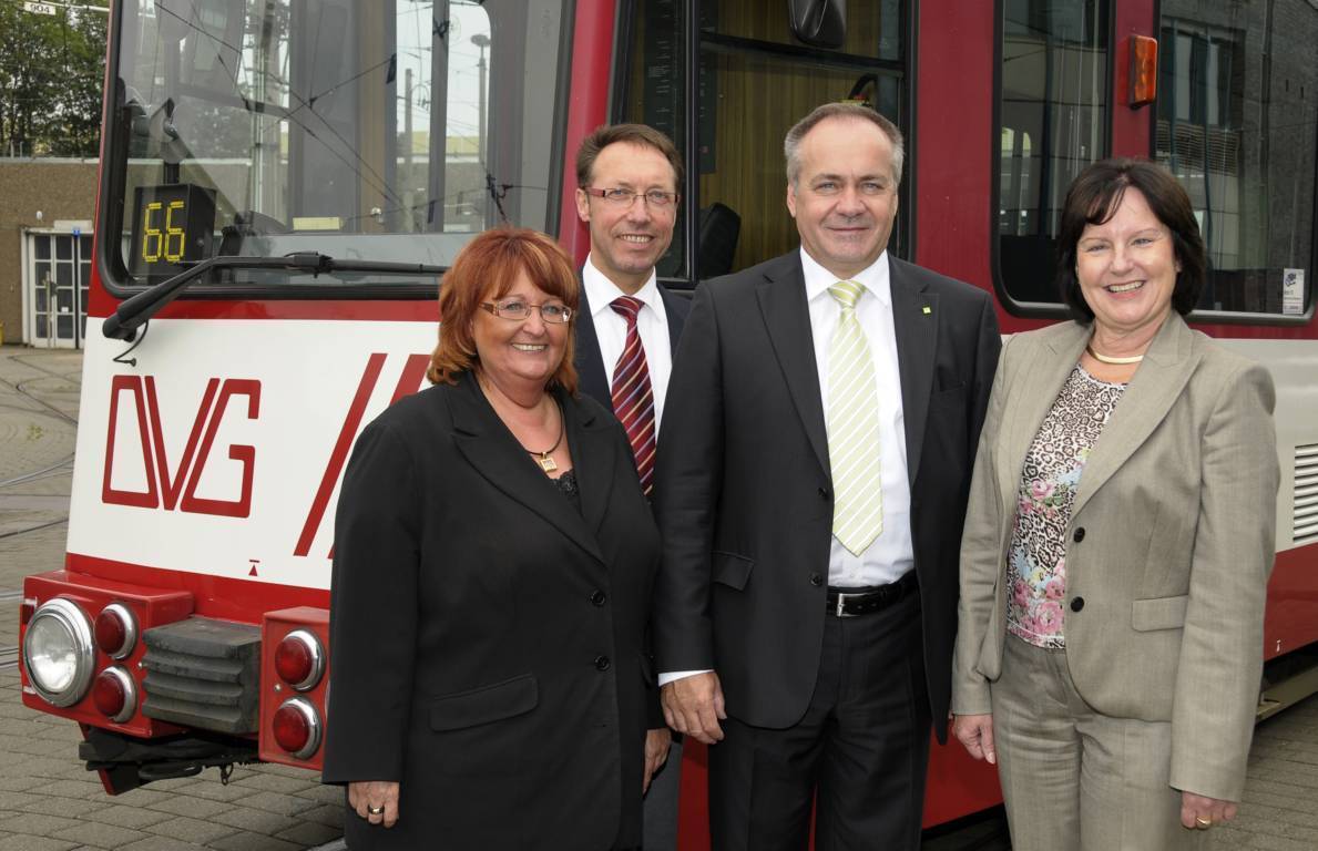 Birgit Adler, Dieter Smolarczyk, Klaus-Peter Wandelenus und Polizeipräsidentin Dr. Elke Bartels begrüßen die neue Ordnungspartnerschaft
