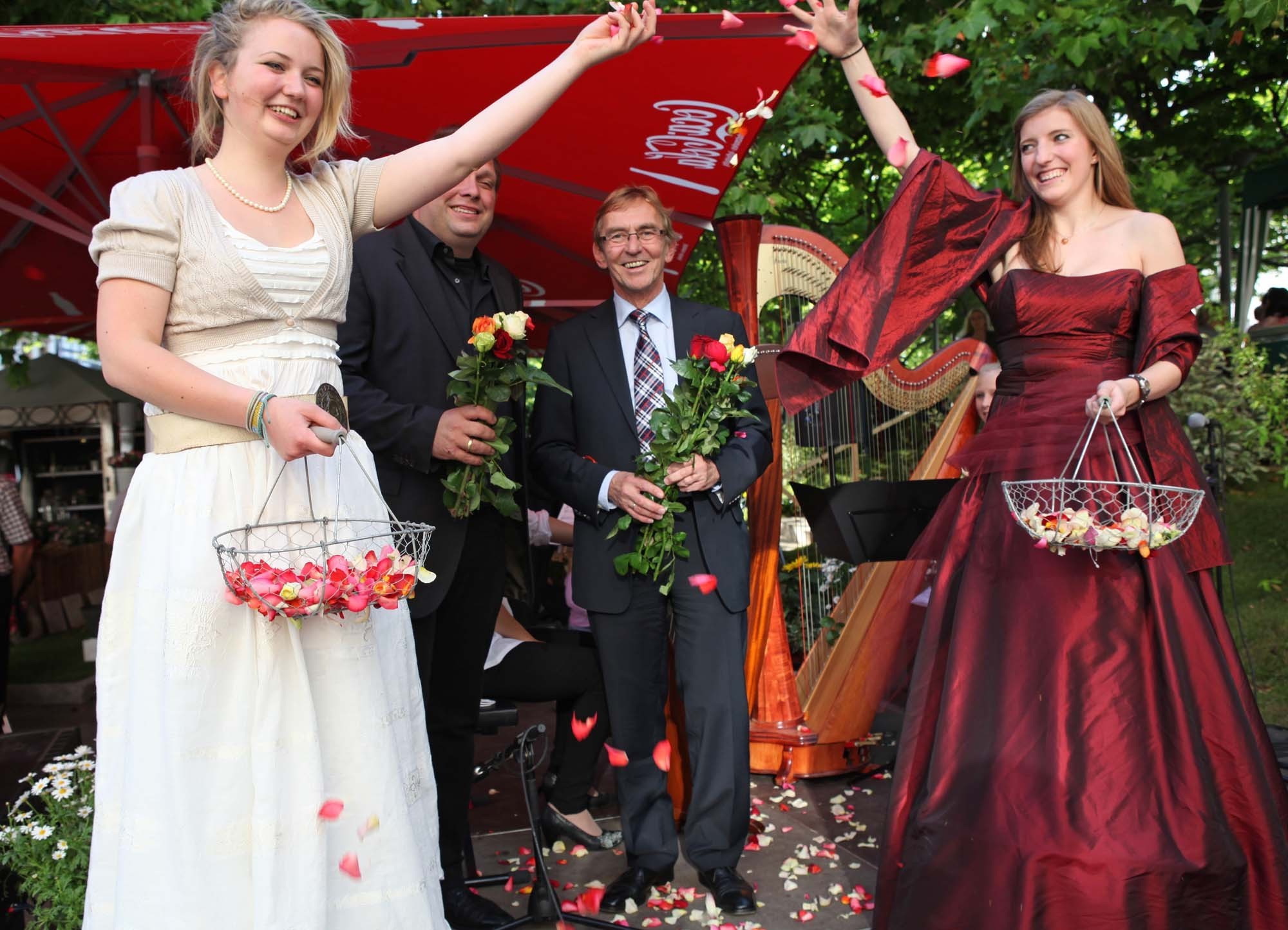 Rote Rosen zum Beginn der Iserlohner Sommernächte auf dem Neuen Markt