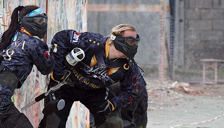 Konzentration auf das Spiel: Marco Rolof und Ehefrau Sonja beim Paintball.