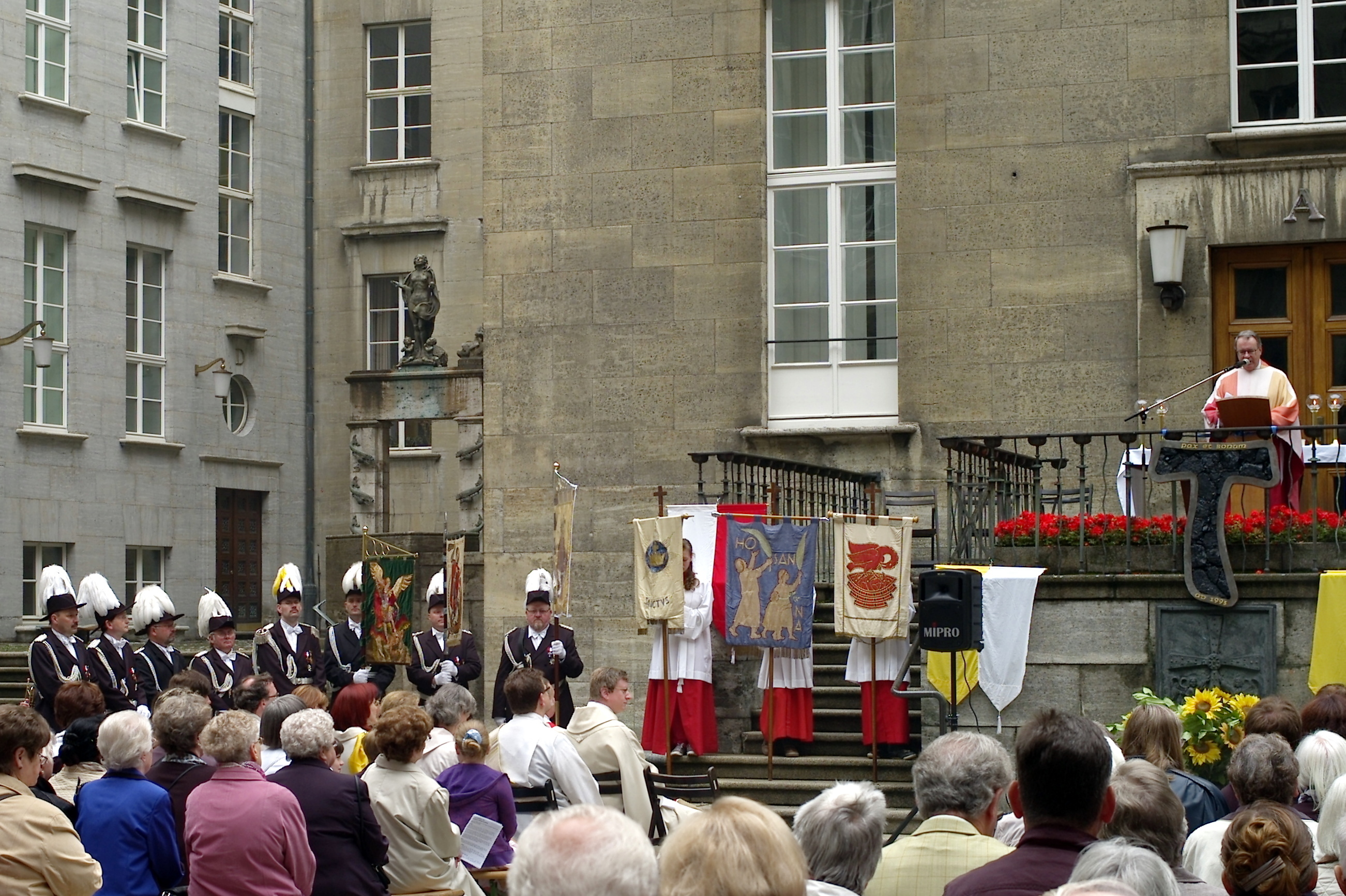 Rathaus Stimmungsvoller Gottesdienst im Innenhof Foto:Claus Steeger