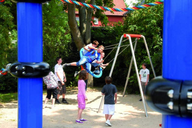 Die Kinder hatten derweil die Spielgeräte an der Bremmenstraße in Wickede längst für sich erobert...