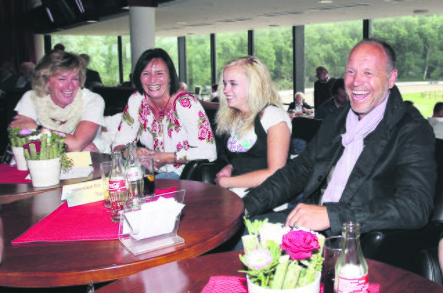 Zum Gruppenbild mit ihrem Star stellten sich Nicole und Ralf Kirchner, Nora und Christian Scherreiks und natürlich auch Anja Rosenthal und Heike Trzaska gern auf. Foto: Gerd Kaemper