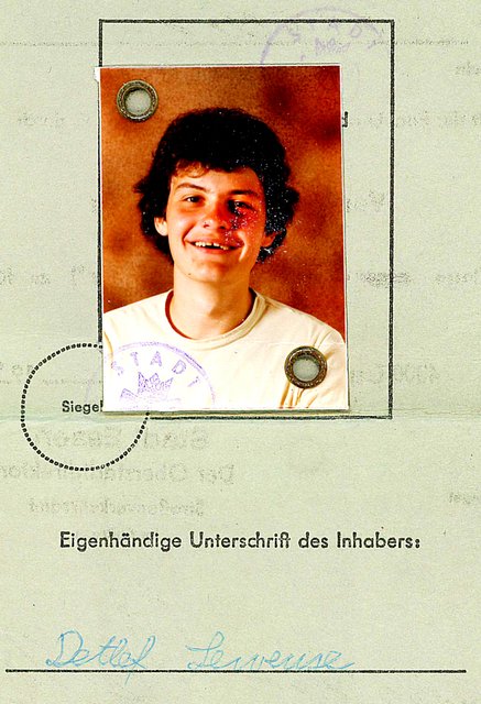Ein toller Typ, oder? Irgendwo zwischen Tim Thaler und Super-Groby. Die Haare waren übrigens damals schon nicht echt. Es handelte sich um eine Echthaarperücke von Moni aus Meurs.