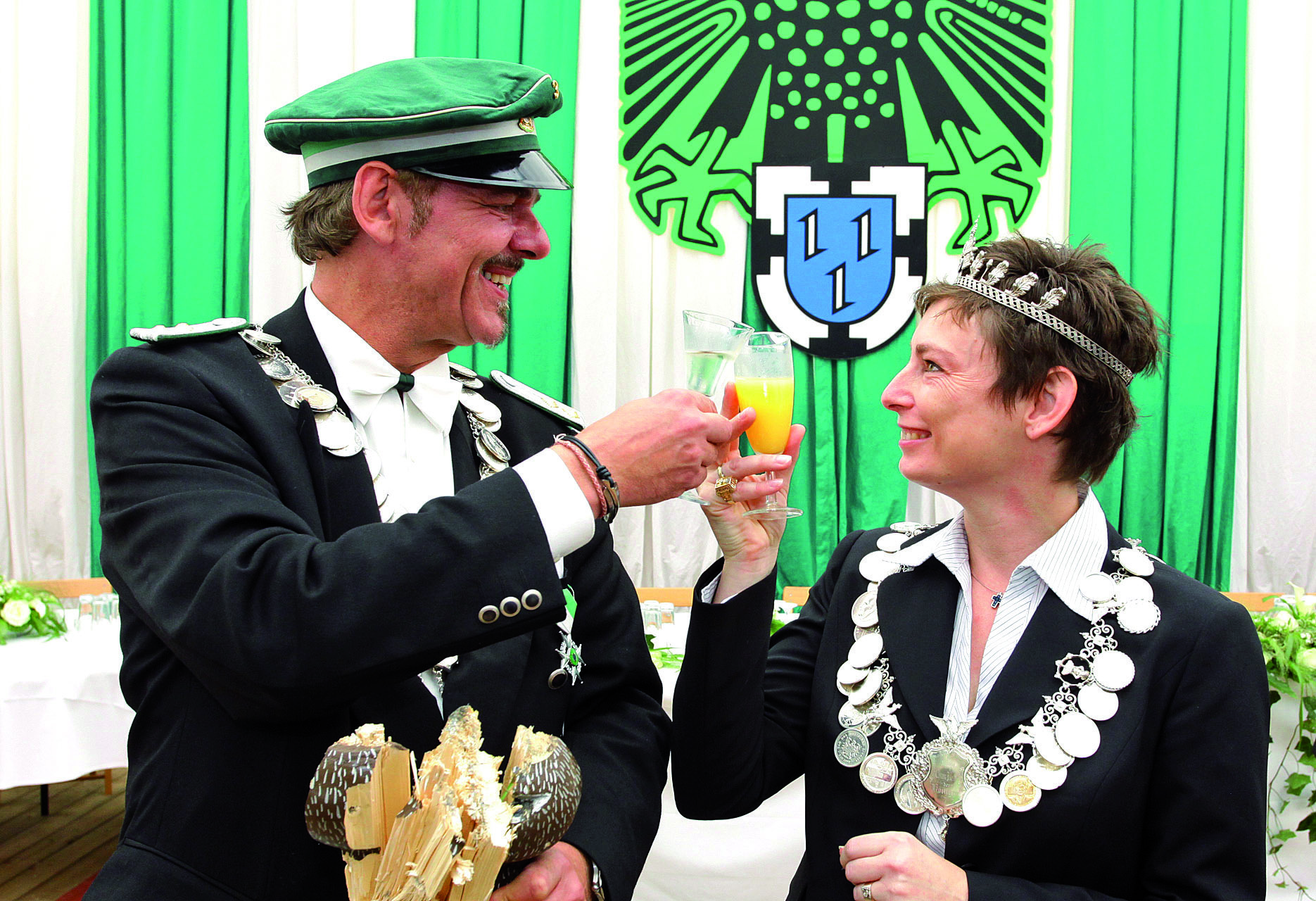 Vom Hauptmann zum König: Wolfgang Vornefeld-Sühling schoss den Vogel ab. Auf eine schöne Regenschaft stieß er mit seiner Königin Andrea I. Köß an. Foto: Kappi