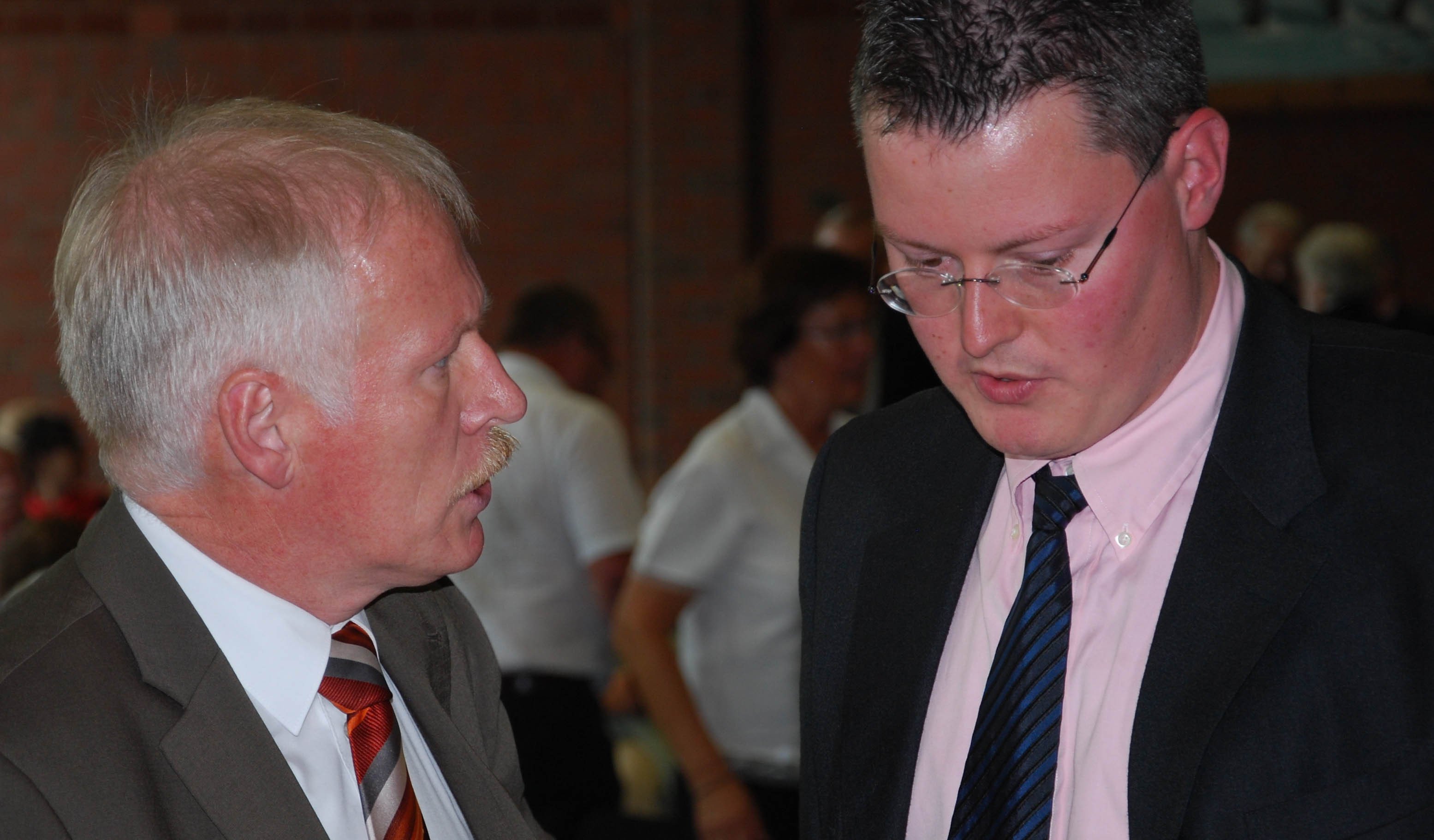 Kleves FDP-Chef Daniel Rütter (r.), hier im Gespräch mit Kämmerer Willibrord Haas. Foto: Schürmanns
