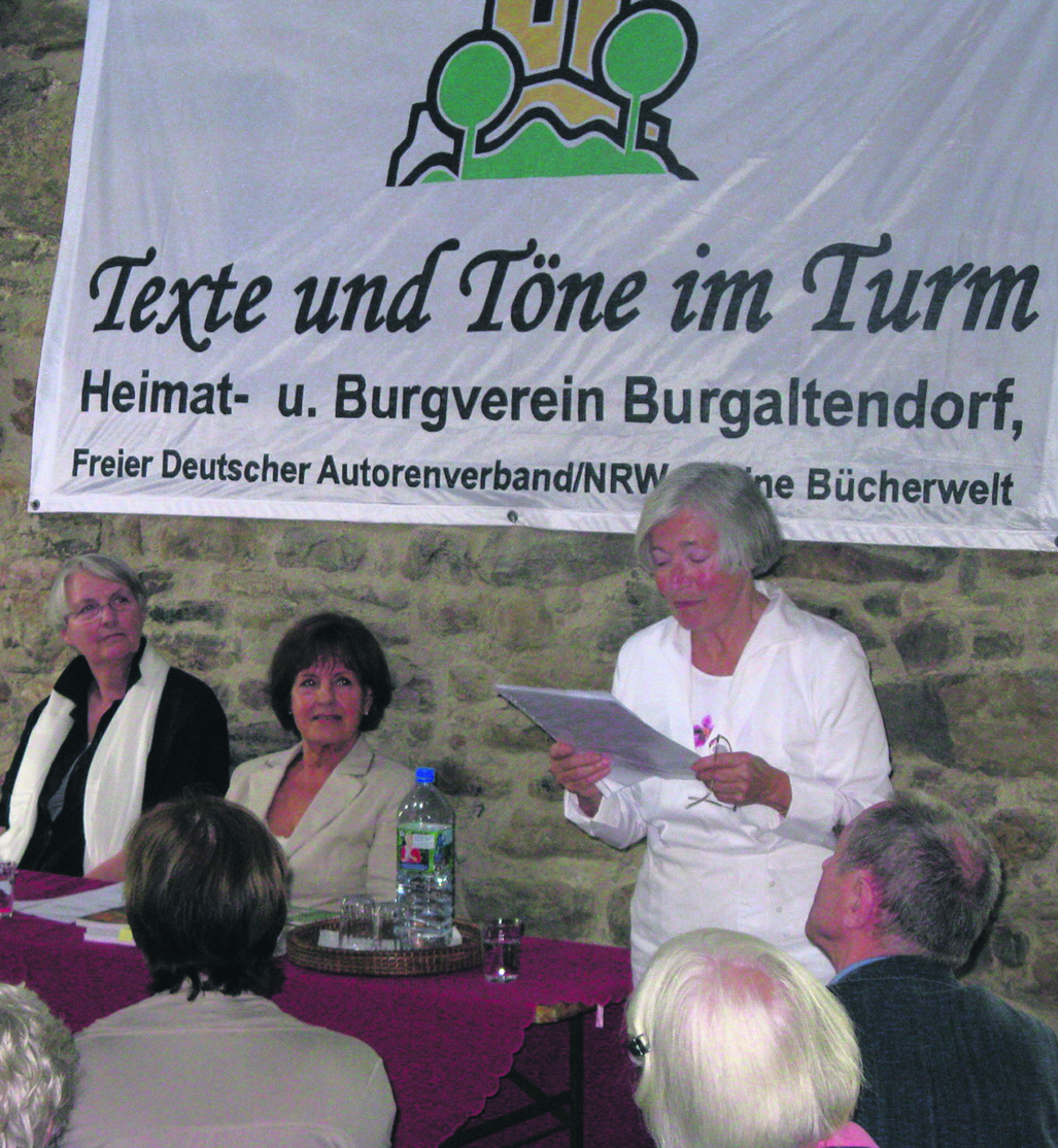 Marianne Kuhlmann (stehend) vom Freien Deutschen Autorenverband präsentiert am Sonntag, 31. Juli, Fantastisches in der Burg Altendorf.Foto: R. Siepmann/HBV:
