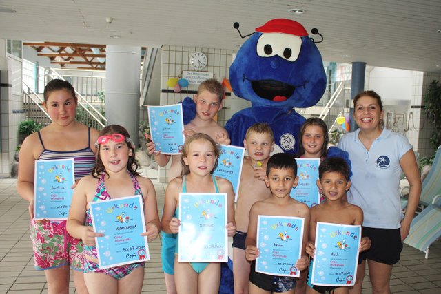Urkunden gab's für die emsigen Wassersportler im Miniformat, überreicht von Copi höchstpersöndlich. Foto: Stadtwerke Herten