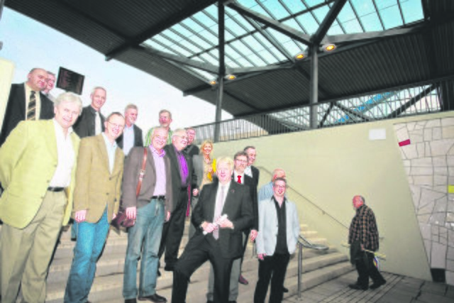 Vertreter aus Politik, Bauwirtschaft und Verwaltung trafen sich am Mengeder Bahnhof, um gemeinsam mit OB Ullrich Sierau und Bezirksbürgermeister Bruno Wisbar die Umbauergebnisse anzusehen.