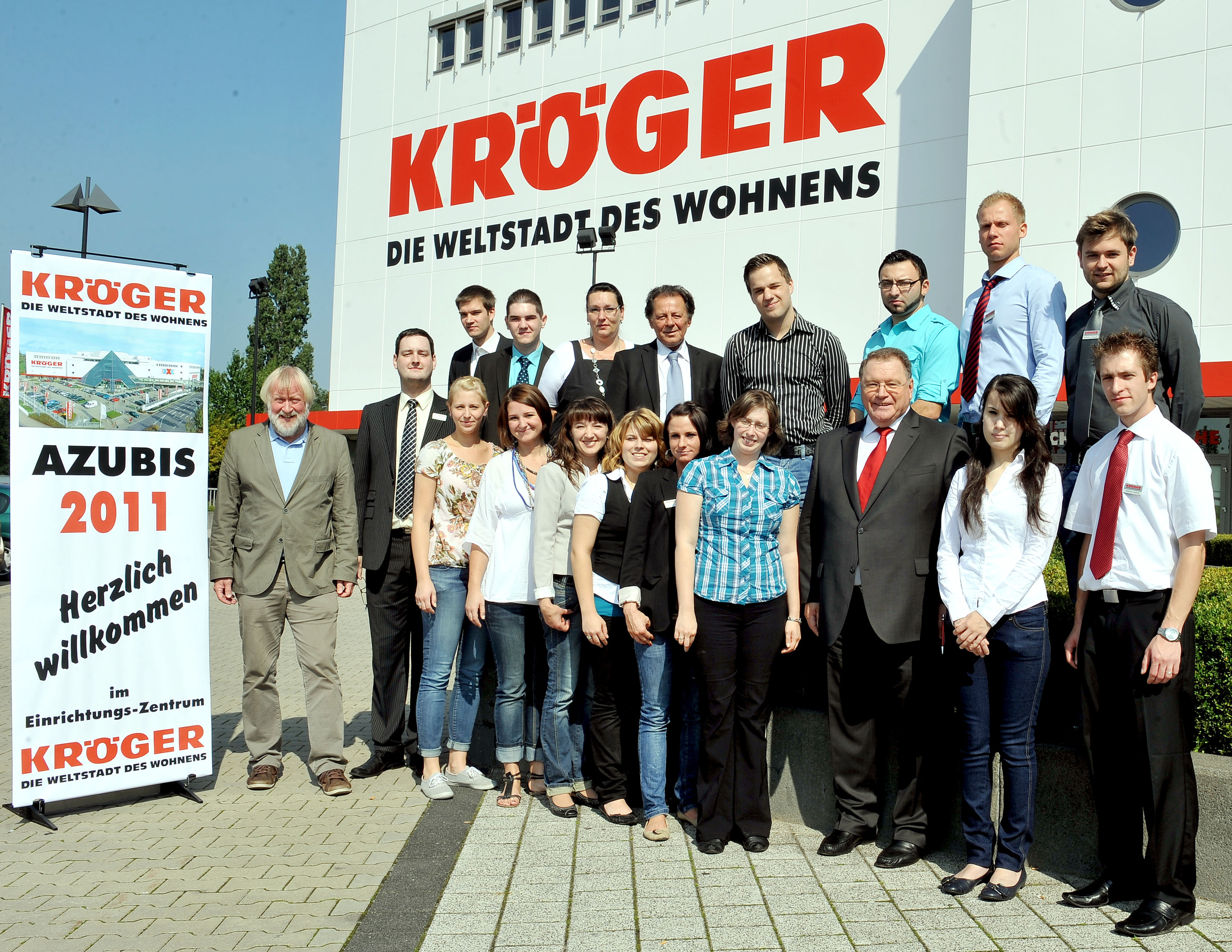 Die neuen Auszubildenden, deren Paten, die Betriebsrätin Kerstin Hüttner sowie Reinhard Radmacher, Dieter Goldschmidt und Klaus Vosbeck.