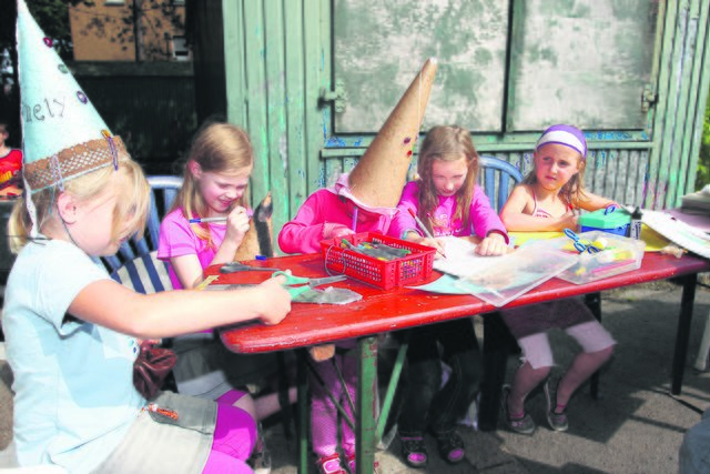 Hüte für Burgfräulein und viele andere Dinge rund um das Mittelalter basteln die Kinder bei der diesjährigen Ferienpassaktion des „Mini-Klecks“. Foto: Gerd Kaemper