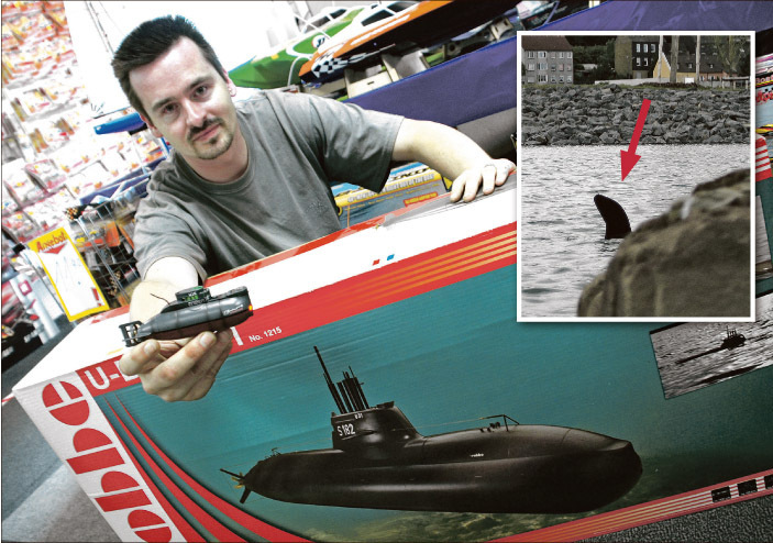 Mit dem U-Boot will Mirco Leutz (33) das Geheimnis vom Phoenix-See nicht erkunden. Der erfahrene Modellbauer, der bei „Modellbau Berlinski“ an der Märkischen Straße arbeitet, hat aber eine Vermutung. „Das ganze ist ein Scherz. Vermutlich hat jemand auf ein Modell-U-Boot eine Flosse montiert und es seine Runden auf dem See drehen lassen.“