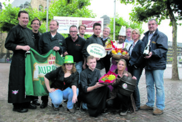 Die Gastronomen von Suberg‘s, Murphy‘s, Ratskeller, Haus Breuing, Bergedick, Boente, da Pepe und vom Feierabendhaus heißen ihre Gäste auf dem Rathausplatz willkommen. Foto: Meyer