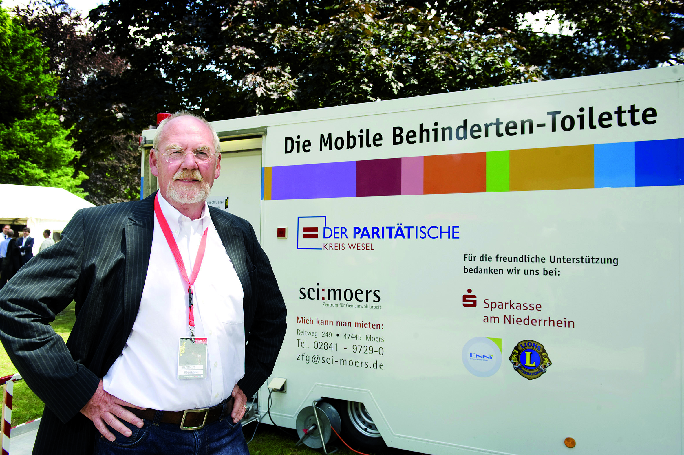 Hartmut Hohmann vor der sanierten Mobilen Behindertentoilette. „Der Wagen kann für Veranstaltungen gebucht werden“, so der Geschäftsführer des Paritätischen Wohlfahrtsverbandes für den Kreis Wesel.