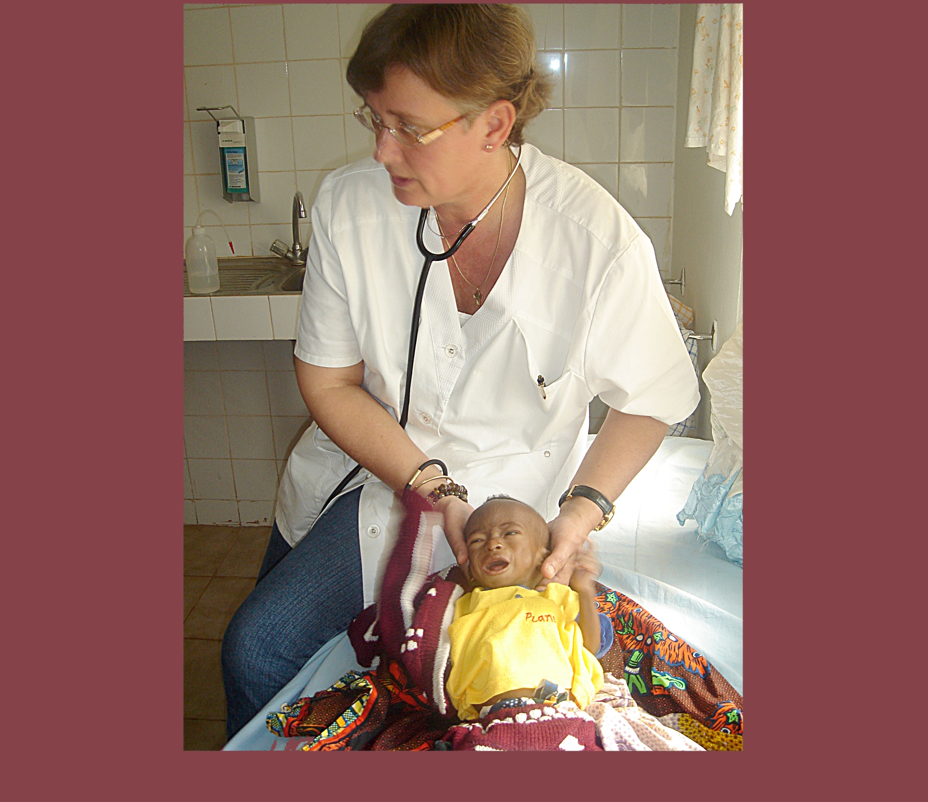 Kindern, die vom Hungertod bedroht sind, eine Überlebenschance zu eröffnen, dafür streitet die Aktion pro Humanität in Benin, im Niger und jetzt auch wieder in Somalia. Unser Bild zeigt Dr. Elke Kleuren-Schryvers, APH-Vorsitzende.