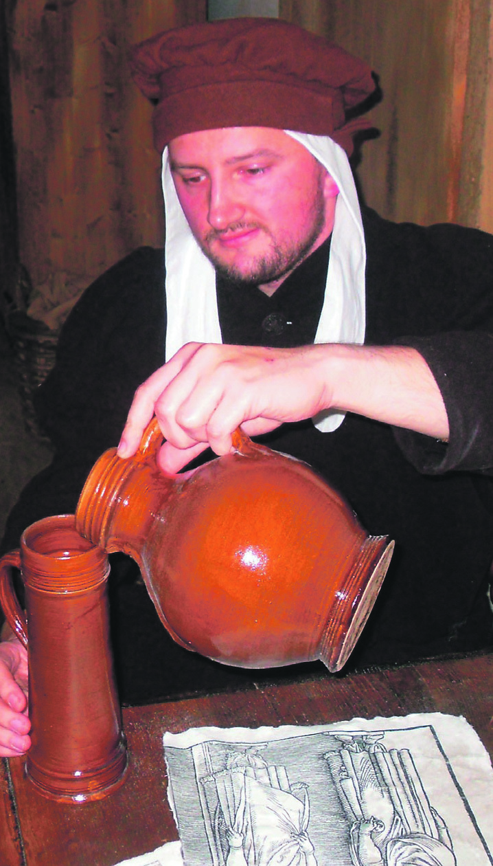 Die Kinder dürfen sich ebenso wie Museumspädagoge Benjamin Bork in Gewänder hüllen. Foto: Förderverein Schloss Horst