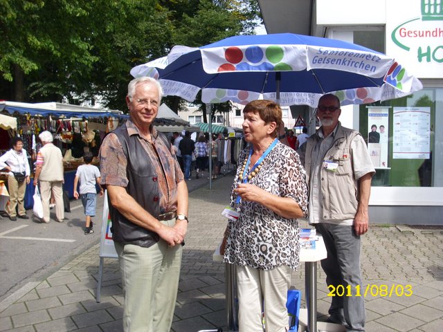 Wilhelm Domhöver, der am letzten Freitag im Rahmen einer Feierstunde von Gelsenkirchens Oberbürgermeister Frank Baranowski die Ernunnugsurkunde als Seniorenvertreter/Nachbarschaftsstifter erhielt, stellte sich heute auf dem Josef - Büscher- Platz den Horster Kolleginnen und Kollegen vor,, von links nach rechts. Wilhelm Domhöver, Traute Heimhilcher und Thomas Grohe. (Foto von Heinz Kolb) ebenfalls Seniorenvertreter und Nachbarschaftsstifter in Horst.