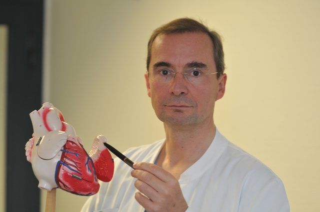 Am Herzmodell erläutert Prof. Weber die neue Operationsmöglichkeit.