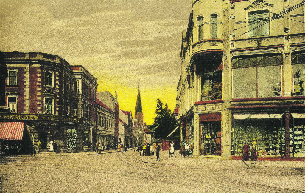 Hätten Sie erkannt, dass es sich bei den beiden Bildern um die gleiche Örtlichkeit handelt? Das Bild zeigt den Goldbergplatz um 19 mit Blick in die Hochstraße und auf St. Urbanus, damals noch mit Turmspitze. Foto: Sutton Verlag