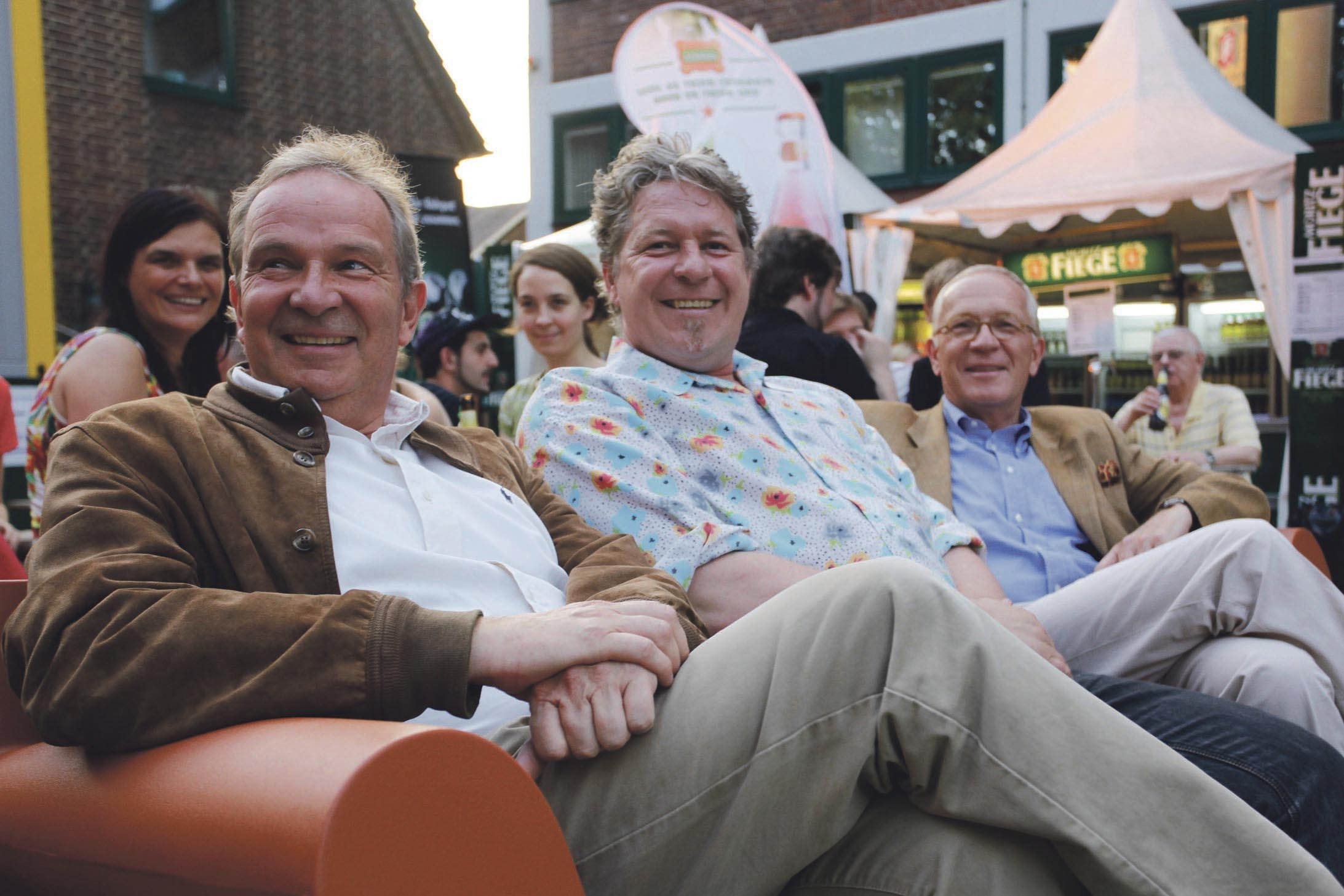 Noch bis Sonntag laden Jürgen Fiege, Marcus Gloria und Hugo Fiege (v.l.) zum „Fiege Kino Open Air“ auf den Brauhof ein.