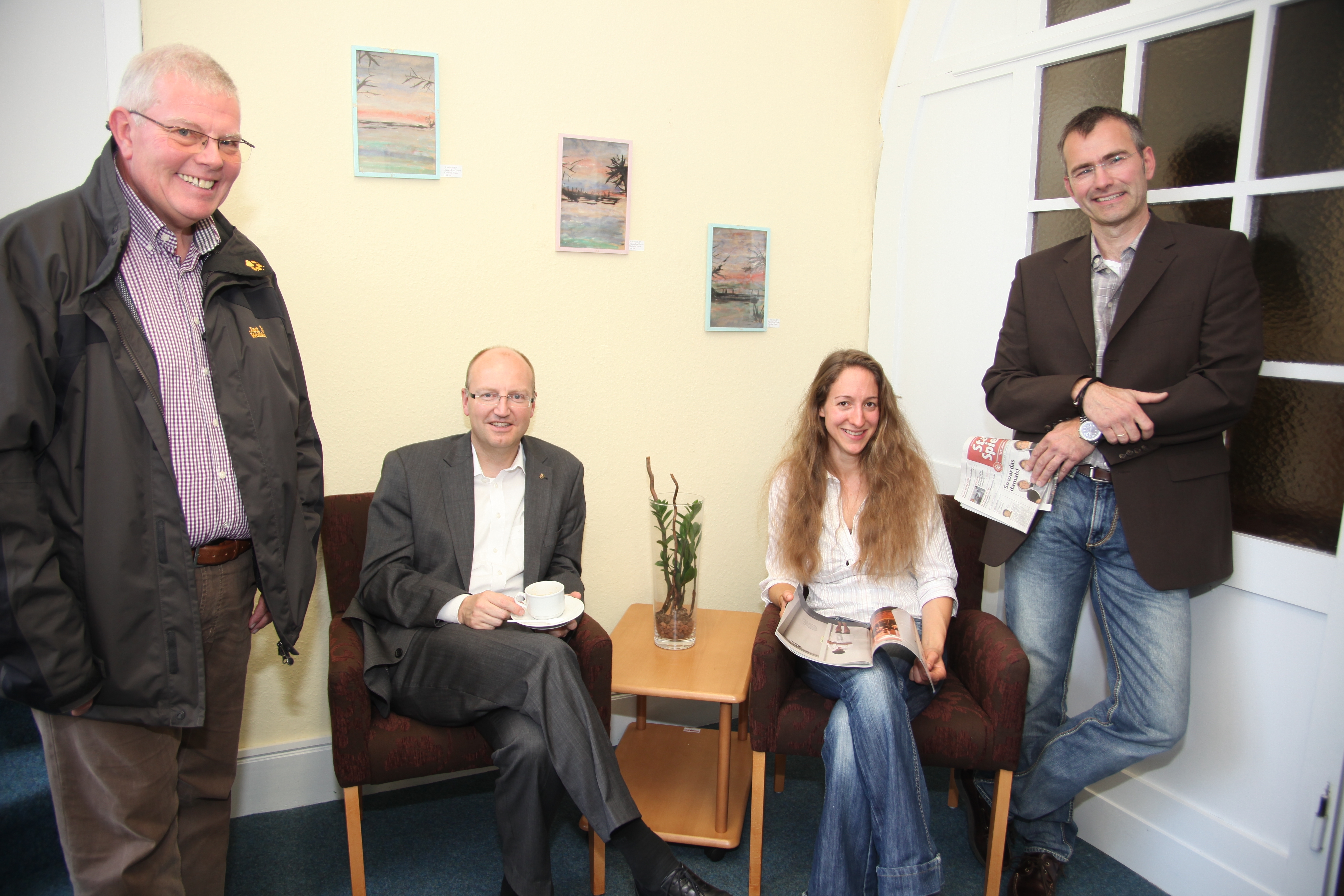 Der neue Amtsleiter für den Kulturbereich, Heinz Kißmer, Bürgermeister Michael Esken, Büchereileiterin Katrin Gabriel und Rainer Wiesemann freuen sich über das neue Angebot in der Stadtbücherei.