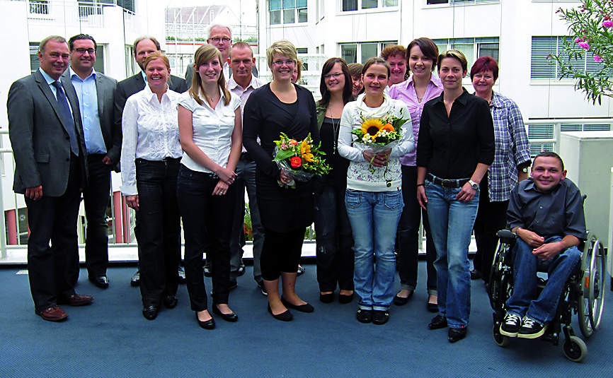 V. l..: Werner Kolter, Nihat Göl, Frank Vahrenbrink, Kirsten Walbeck, Kathrin Rose, Uwe Kornatz, Christoph Schneider, Ann-Christin Schumacher, Heike Güse, Melanie Butzke, Josefa Redzepi, Jessica Schoppol, Silke Bochynek, Angelina Kaiser, Jacqueline Giering, Ilona Kerer und Marc Christopher Krug.