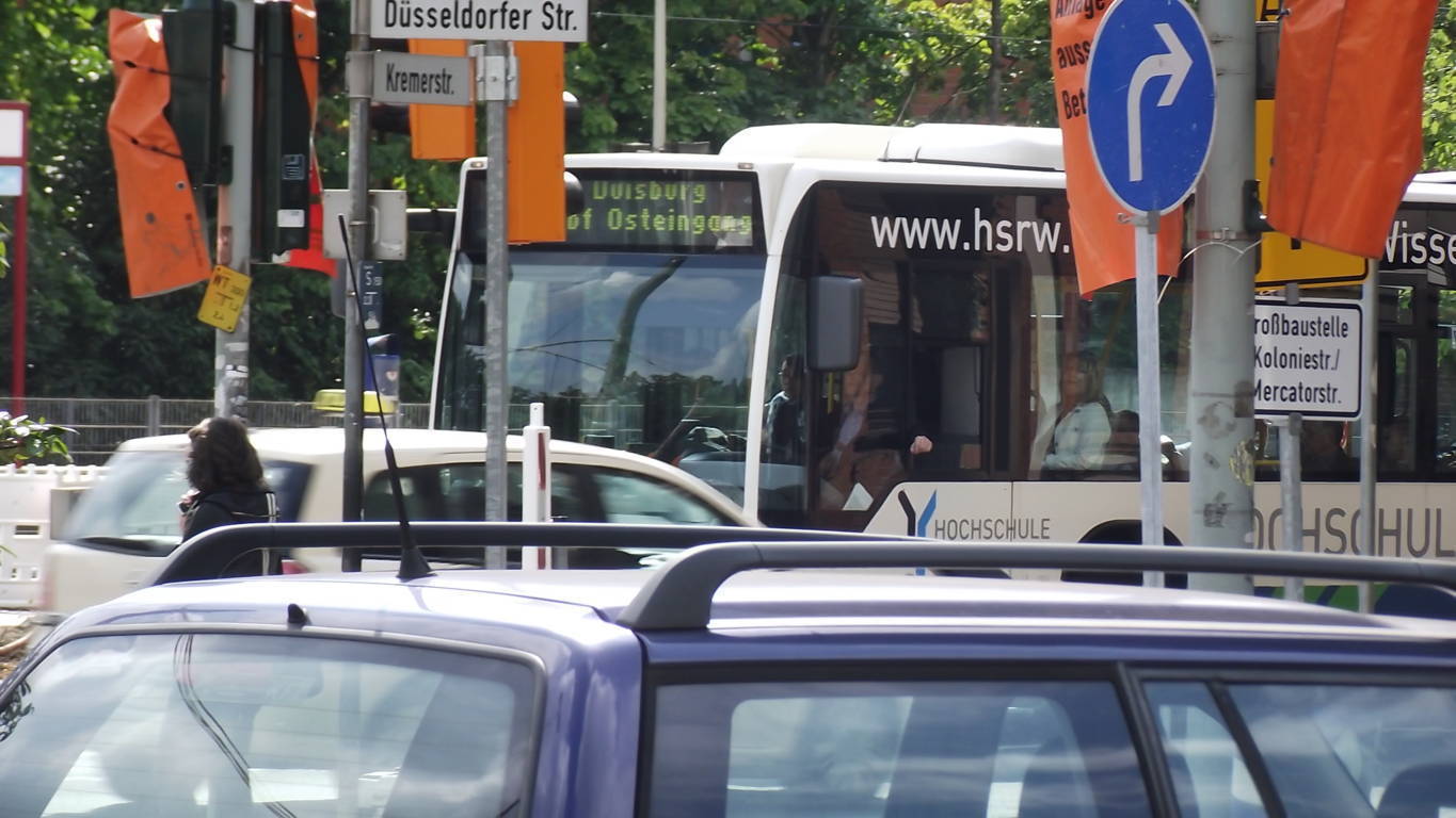 Unmögliche Zustände für die Fahrgäste der DVG und der NIAG herrschen zur Zeit an der Kreuzung Kremer- / Düsseldorfer Straße